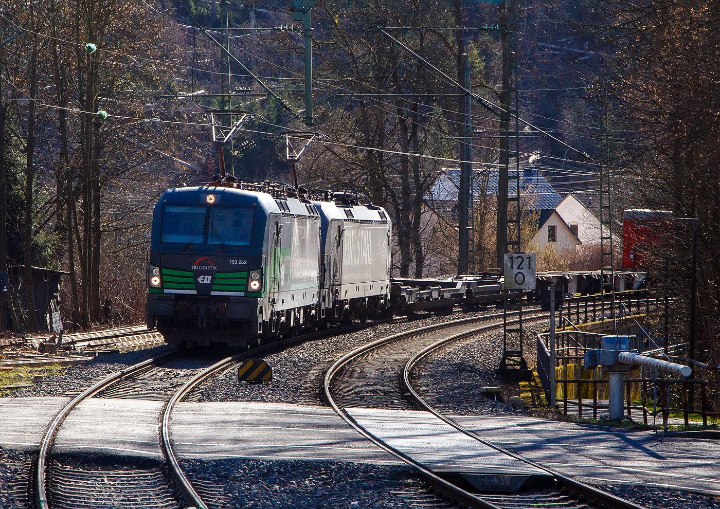 In Doppeltraktion fahren die beiden an die TX Logistik AG (Bad Honnef) vermieteten SIEMENS Vectron AC am 27.02.2023 mit einem KLV-Zug durch Kirchen (Sieg) in Richtung Siegen. Beide sind Loks der ELL - European Locomotive Leasing (Wien). Vorne die 193 252 „We love to Connect“ (91 80 6193 266-4 D-ELOC) und dahinter die 193 267 „EDELSTAHL“  (91 80 6193 267-2 D-ELOC).

Beide Vectron Lokomotiven sind als AC – Lokomotive (Wechselstrom-Variante) mit 6.400 kW konzipiert. Die 193 252 wurde 2016 von Siemens Mobilitiy in Mnchen-Allach unter der Fabriknummer 22026 gebaut. Die 193 267 wurde als Zweitbesetzung, fr die nach Entgleisung und Zusammensto mit einer Garnitur der Westbahn in Linz (sterreich) zerstrte (SIEMENS 22053), 2018 von Siemens Mobilitiy in Mnchen-Allach unter der Fabriknummer 22667 neu gebaut und erhielt die gleiche UIC-Nummer (Zweitbesetzung). 
