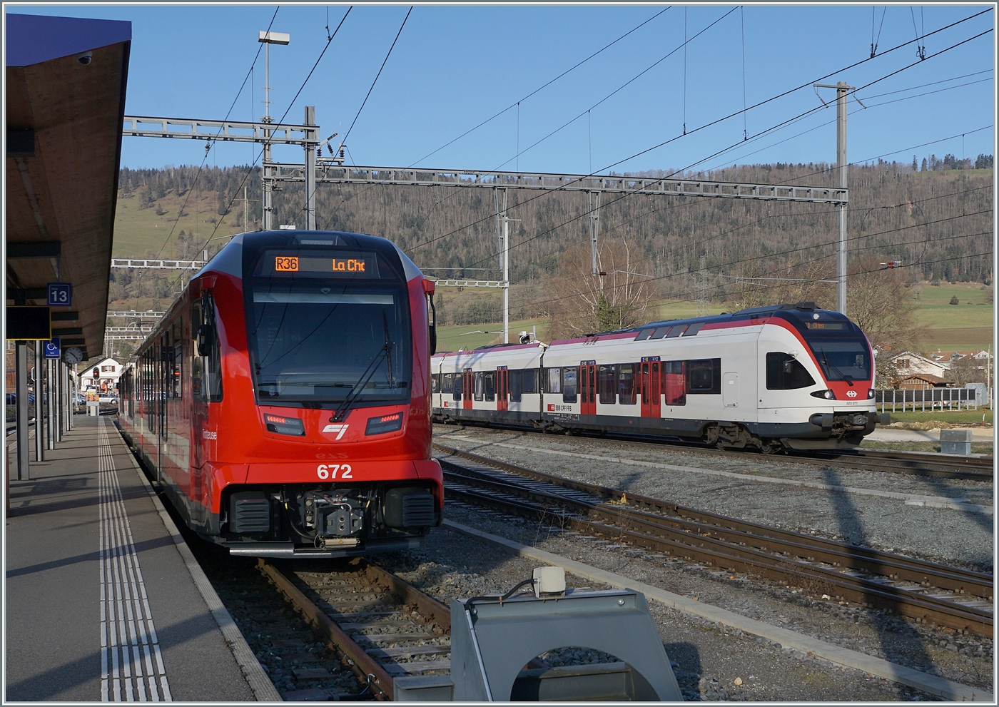 In Glovelier wartet der CJ ABe 4/8 672 als R36 nach La Chaux de Fonds auf die Abfahrt, während im Hintergrund der SBB RABe 523 071 von Porrentruy ankommt. 

13. Jan. 2025
