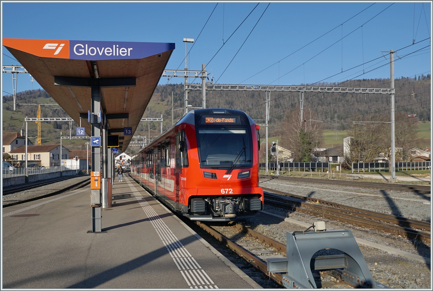 In Glovelier wartet der CJ ABe 4/8 672 als R36 nach La Chaux de Fonds auf die Abfahrt. 

13. Jan. 2025