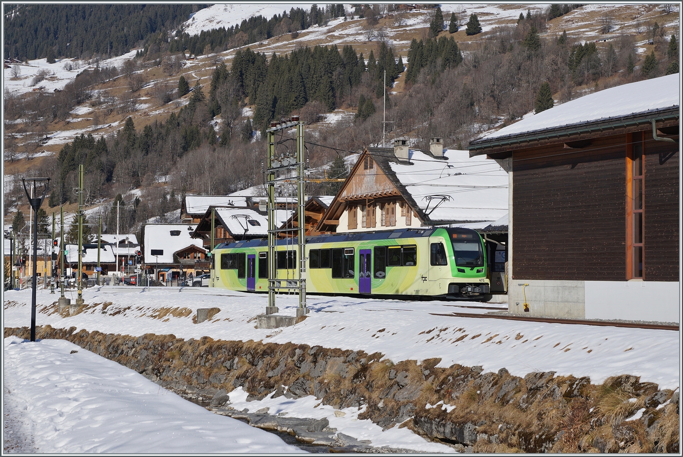Jahre später hat sich das Rollmaterial erneut verändert, das Bahnhofsgebäude und die Bahnumgebung Umgebung jedoch kaum, als bedeutende Veränderung kann wohl das Vorhandensein von Ausfahrsignalen genannt werden.

In Les Diablerets wartet der moderne TPC ABe 4/8 472 als Regionalzug 71 435 nach Aigle auf die Abfahrt. 
In der Zwischenzeit bestreiten die drei neuen Triebwagen ABe 4/8 471, 472 und 473 den Gesamtverkehr auf der ASD, ersatzweise kann weiterhin auf die BDe 4/4 Beh 2/6 oder Beh 4/8 zurückgegriffen werden.   

19. Jan. 2026