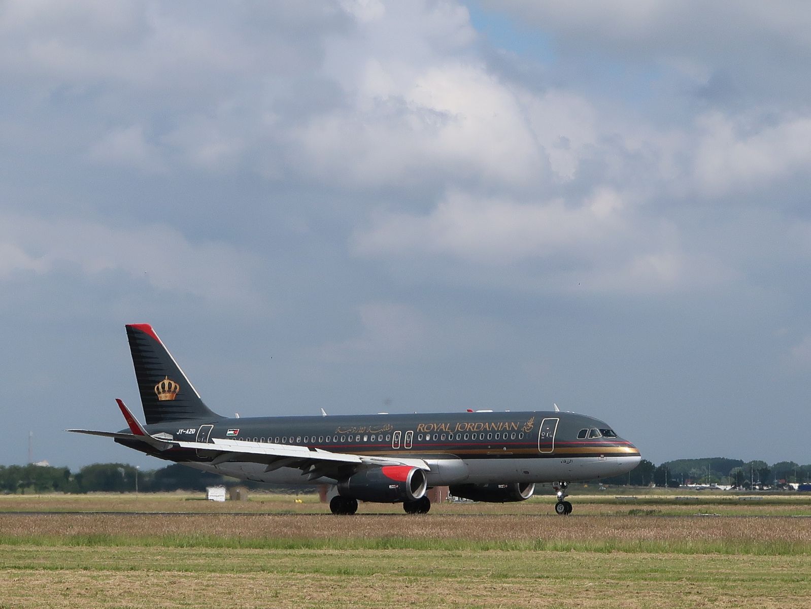 JY-AZD Royal Jordanian airlines Airbus A320-232 mit dem Name  Zarqa . Erstflug dieses Flugzeugs war am 06-02-2015. Flughafen Schiphol Amsterdam, Niederlande. Vijfhuizen 22-06-2024.

JY-AZD Royal Jordanian airlines Airbus A320-232 met de naam  Zarqa . Eerste vlucht van dit vliegtuig was op 06-02-2015. Polderbaan Schiphol. Vijfhuizen 22-06-2024.