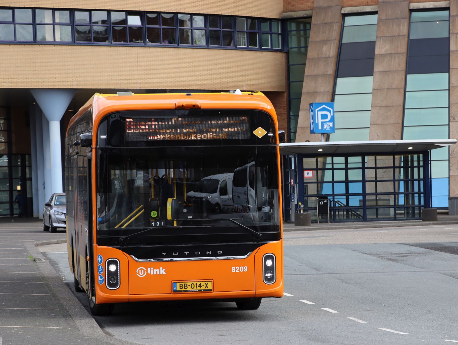 Keolis U link Bus 8209 Yutong U12 Baujahr 2025. stationsplein, Amersfoort  12-03-2026.
Keolis U link bus 8209 Yutong U12 bouwjaar 2025. stationsplein, Amersfoort  12-03-2026.