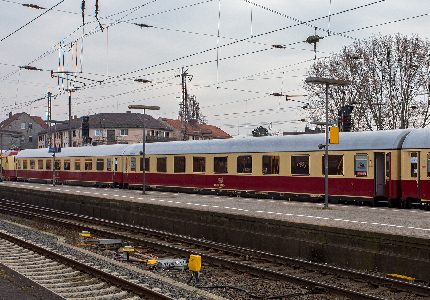 Klimatisierter 1. Klasse TEE- /InterCity-Abteilwagen der Bauart Rheingold, D-AKE 61 80 19-90 255-9 der Gattung Avmz 111.5, der AKE-Eisenbahntouristik – Jörg Petry e.K. (Gerolstein) am 10 März 2024 im Hbf Osnabrück, eingereiht im Zugverband in den 1. Klasse-Sonderzug AKE RHEINGOLD (vom 10 bis 14 März 2024) von Koblenz via Hamburg, Bremen, Husum und Westerland auf Sylt nach List auf Sylt.

Der Wagen wurde 1973 von Waggonfabrik Wegmann & Co. in Kassel gebaut und als D-DB 61 80 19-70 158-9 Avmz 111 an die Deutschen Bundesbahn geliefert. Ab 1977 wurde er zum D-DB 61 80 19-90 158-5 Avmz 111.1, und 2001 wurde er zum D-DB 61 84 19-90 255-5 Avmz 111.5, zwischen 2012 und 2022 wurde er als 2. Klasse Wagen 61 80 29-90 255-7 D-DB Bvmz 111.5 geführt und 2022 ging er an die AKE. Von 2001 bis 2011 war der Wagen wie neun weitere zeitweise bei den Niederländischen Staatsbahnen (NS) im Einsatz.

TECHNISCHE DATEN:
Länge über Puffer: 26.400 mm
Wagenkastenlänge: 26.100 mm
Wagenkastenbreite: 2.825 mm
Höhe über Schienenoberkante: 4.050 mm
Drehzapfenabstand: 19.000 mm
Achsstand im Drehgestell: 2.500 mm
Drehgestellbauart: Minden-Deutz 367
Leergewicht: 44 t
Höchstgeschwindigkeit: 200 km/h
Sitzplätze (in der ersten Klasse): 54
Abteile: 9
Toiletten: 2 (geschlossenes System)
Heizungsbauart: Klimae
Energieversorgung: Zentrale Energieversorgung aus der Zugsammelschiene
Batterien: 24 V, 385 Ah
Bremsbauart: KE-GPR-Mg (D) [ep]
Zulassungen: D, A und CH (RIC)
Urgattung: Avümz 111