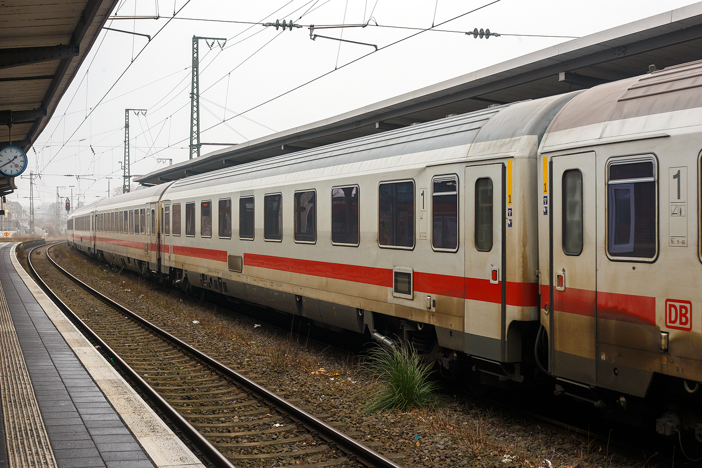 Klimatisierter modernisierte 1te Klasse InterCity-Abteilwagen (Reisezugwagen der Eurofima-Bauart, D-DB 61 80 19-91 709-4, der Gattung Avmz 108.5, der DB Fernverkehr AG, eingereiht im Zugverband als Wagen Nr. 31 in den IC 146 (Berlin – Amsterdam), am 21 Januar 2025 im Bahnhof Rheine.

Der Wagen ist aus einer Nachfolgeserie der Eurofima-Wagen, er wurde 1977 von LHB - Linke-Hofmann-Busch in Salzgitter-Watenstedt gebaut und als 61 80 19-70 509-3 Avmz 207 an die Deutsche Bundesbahn (DB) ausgeliefert, zuletzt wurde er 2015/16 modernisiert. Der Wagen ist für eine Höchstgeschwindigkeit von 200 km/h (RIC) zugelassen.

TECHNISCHE DATEN:
Spurweite: 1.435 mm (Normalspur)
Länge über Puffer: 26.400 mm
Wagenkastenlänge: 26.100 mm
Wagenkastenbreite: 2.825 mm
Höhe über Schienenoberkante: 4.050 mm
Drehzapfenabstand: 19.000 mm
Achsstand im Drehgestell: 2.500 mm
Drehgestellbauart: Fiat Y 0270 S
Leergewicht: 49 t
Höchstgeschwindigkeit: 200 km/h
Sitzplätze: 54 (in der 1. Klasse)
Abteile: 9 Abteile á 6 Plätze
Toiletten: 2, geschlossenes System
Bremse: KE-GPR-Mg (D) [ep] [NBÜ]
