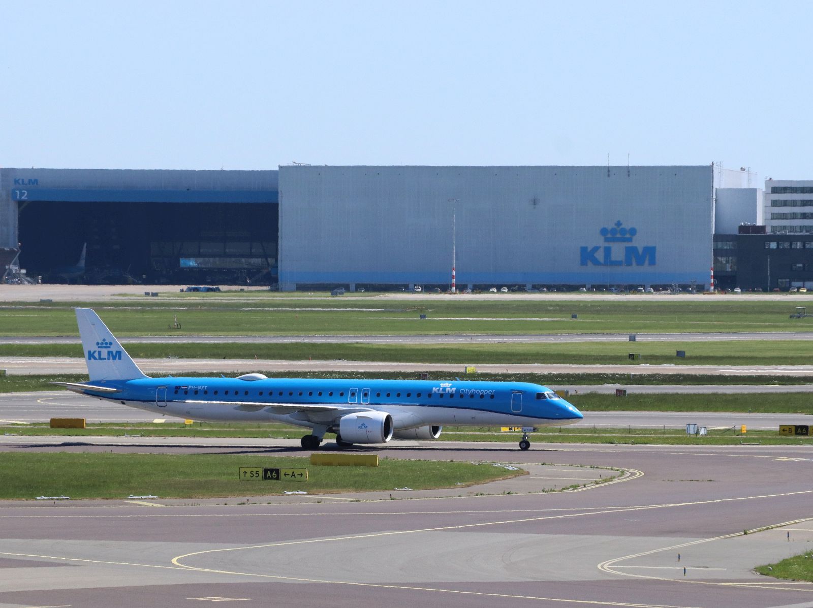 KLM Cityhopper PH-NXT Embraer 195-E2 Baujahr 2024. Flughafen Schiphol Amsterdam, Niederlande 23-06-2025.


KLM Cityhopper PH-NXT Embraer 195-E2 bouwjaar 2024. Luchthaven Schiphol 23-06-2025.


 