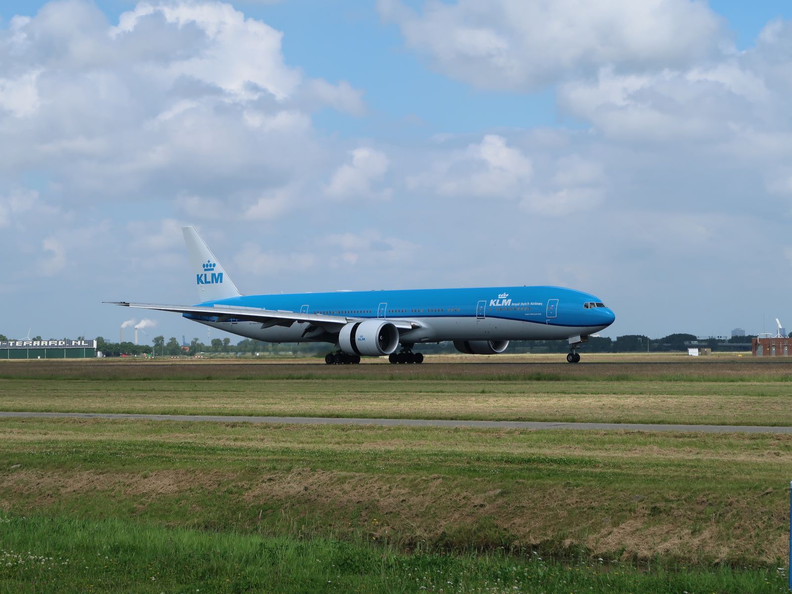 KLM PH-BVP Boeing 777-306ER mit dem Name  Nationaal Park Jasper . Erstflug dieses Flugzeugs war am 10-02-2016. Flughafen Amsterdam Schiphol, Niederlande. Vijfhuizen 22-06-2024.

KLM PH-BVP Boeing 777-306ER met de naam  Nationaal Park Jasper . Eerste vlucht van dit vliegtuig was op 10-02-2016. Polderbaan luchthaven Schiphol. Vijfhuizen 22-06-2024.