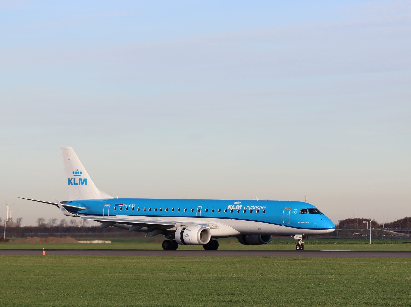 KLM PH-EXA Embraer 190STD Baujahr 2014. Flughafen Schiphol Amsterdam, Niederlande. Vijfhuizen 13-11-2022.


KLM PH-EXA Embraer 190STD bouwjaar 2014. Polderbaan luchthaven Schiphol. Vijfhuizen 13-11-2022.