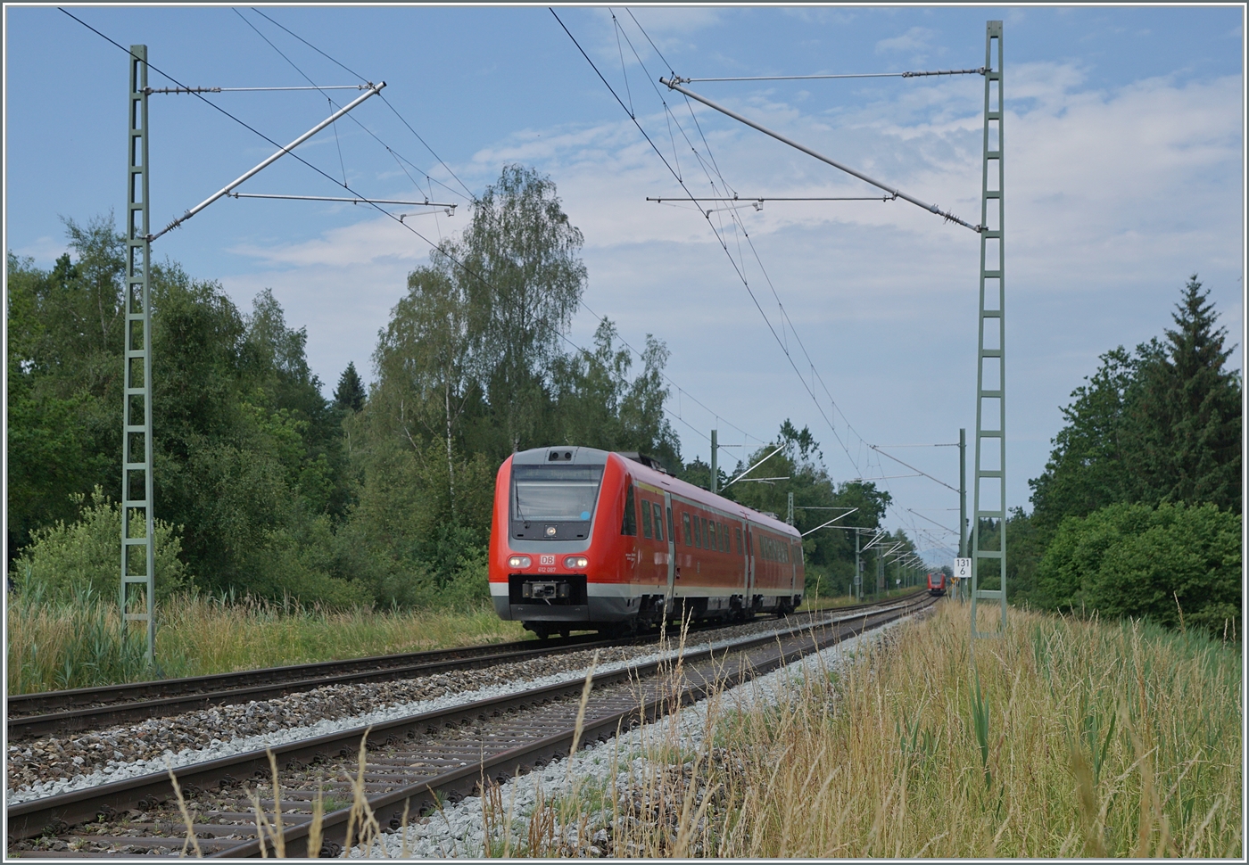 Kurz vor Hergatz ist der DB 612 097 auf dem Weg von Lindau Reutin nach Augsburg, im Hintergrund ist noch der Gegenzug zu erkennen. 

19. Juni 2023