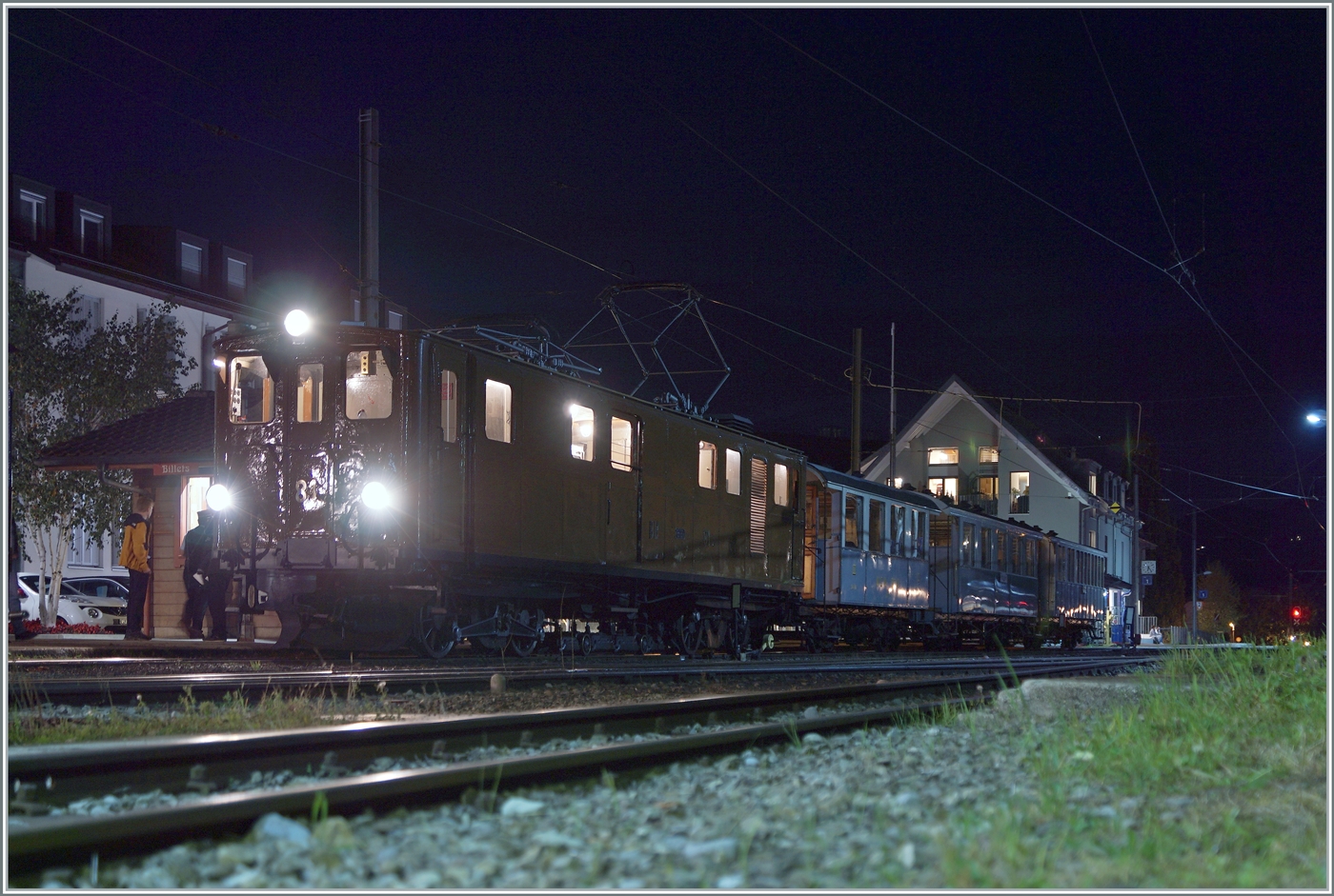  La DER de la Saison!  (Saisonabschlussfeier der Blonay-Chamby Bahn 2022): die Bernina Bahn Ge 4/4 81 mit dem allerletzten Zug der Saison wartet in Blonay auf die Abfahrt.

30. Okt. 2022  