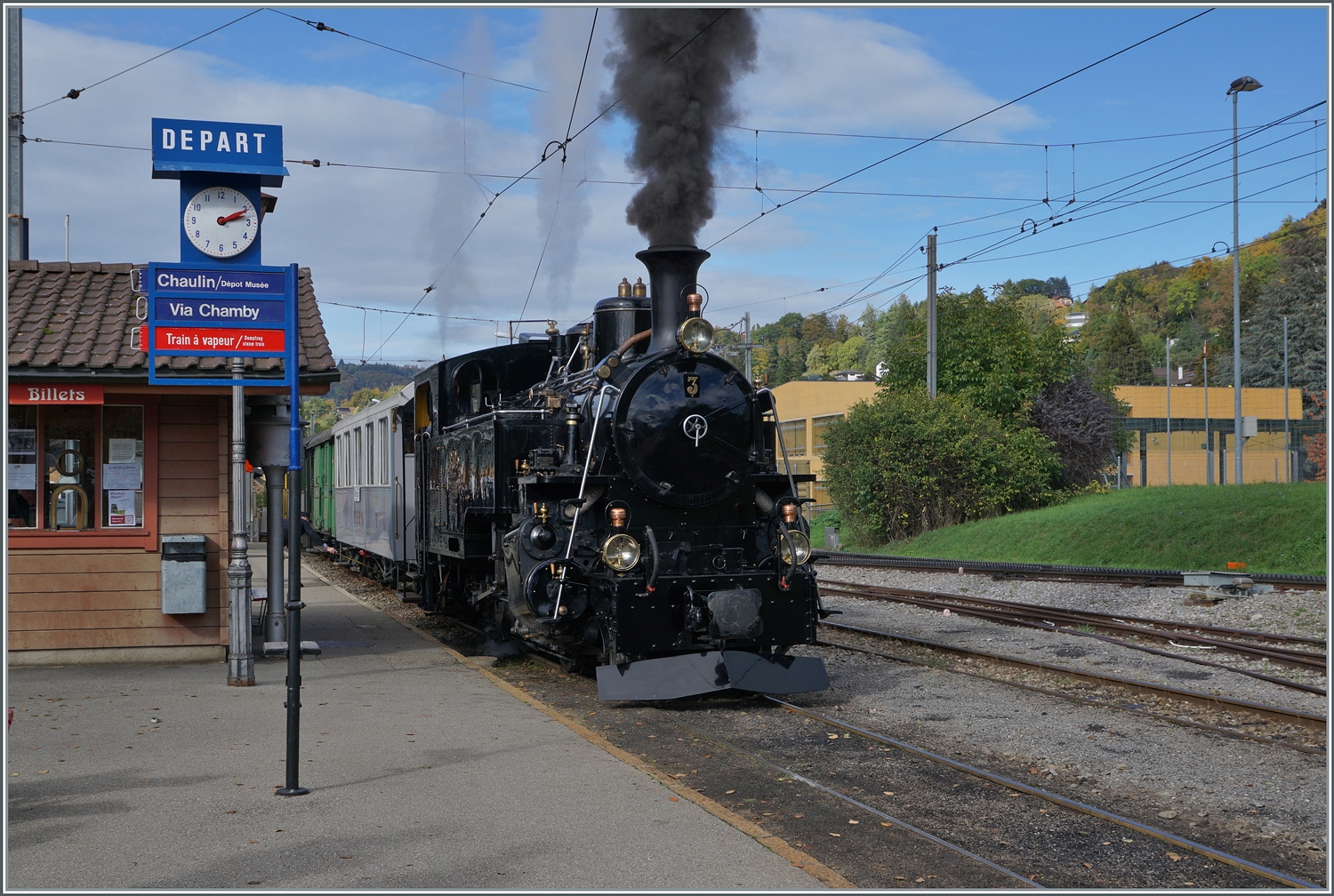  La DER de la Saison 2023  - Die BFD HG 3/4 N° 3 wartet heftig rauchend in Blonay auf die Abfahrt nach Chamby. 

28. Okt. 2023