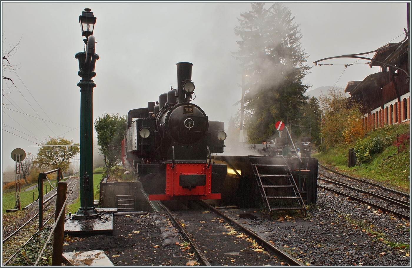La DER de la Saison / Das Saison Ende der Blonay Chamby Bahn 2025 - Seit einigen Jahren zeigt die Blonay Chamby Bahn zum Saison Ende mit einem verdichteten Fahrplan noch einmal ihre herrlichen Fahrzeuge im Einsatz: Schon Stunden vor dem eigentlichen Einsatz wird in Chaulin die G 2x 2/2 105 vorbereitet. 

25. OKt. 2025 