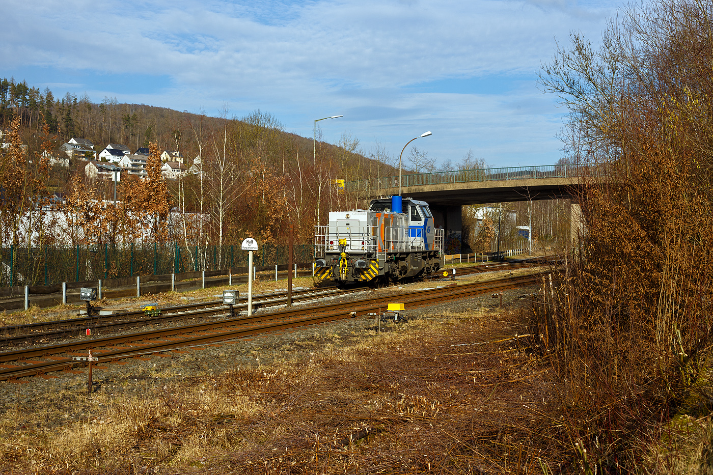 Lange waren wegen dem Bewuchs von hier keine Fotos möglich, nun wurde wieder freigeschnitten.
Die KSW 47 (92 80 1271 027-5 D-KSW), ex D 2 der HFM, eine Vossloh G 1000 BB der KSW (Kreisbahn Siegen-Wittgenstein), verlässt am 21 Februar 2025 als Lokzug (solo) den KSW-Rangierbahnhof (Betriebsstätte FGE - Freien Grunder Eisenbahn) und fährt über die DB Strecke Hellertalbahn in Richtung Betzdorf/Sieg.

Noch ist aber die Gleissperre, von der Anschlussstelle vom Rangierbahnhof der KSW (Kreisbahn Siegen-Wittgenstein) in Herdorf der Betriebsstätte FGE -Freien Grunder Eisenbahn (KSW NE447 / DB-Nr. 9275) zur DB Strecke Hellertalbahn (KBS 462), „geschlossen“.