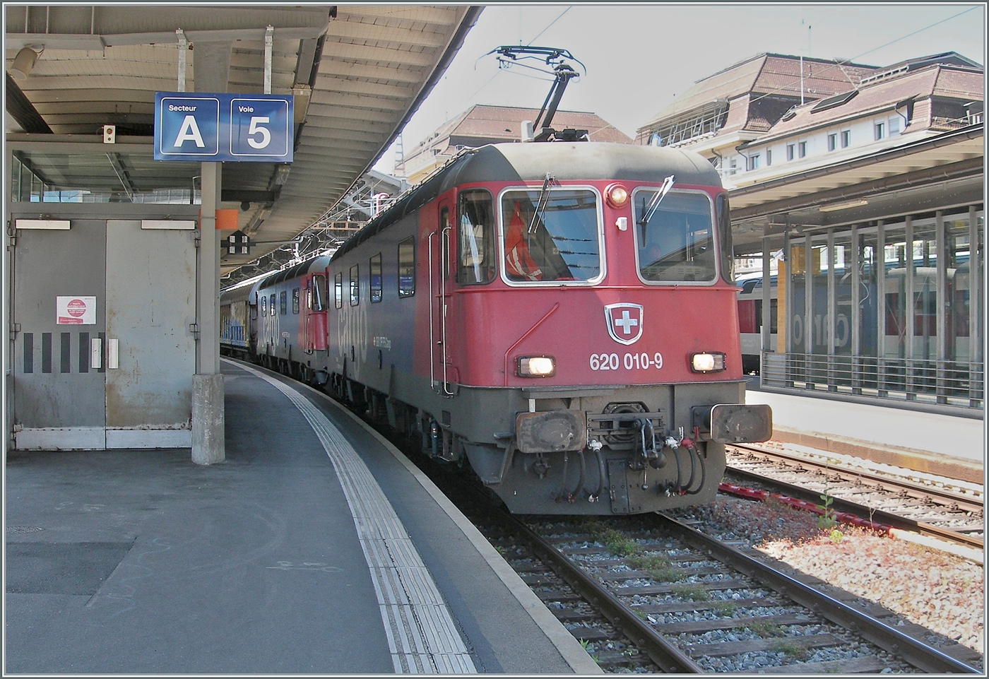 Leider nicht optimal war mein Standort zum Motiv, welches in Lausanne die Abfahrt zweier SBB Cargo Re 6/6 in Richtung Wallis zeigt: An der Zugsspitze führt die SBB Re 6/6 11610 (Re 620 91 85 4 620 010-9 CH SBBC) den Zug und dahinter hilft die Re 6/6 11683 (Re 620 91 85 4 620 083-6 CH SBBC).
Der SBB Cargo EWLV Zug ist von Lausanne nach Zürich via Kandersteg unterwegs.

16. Mai 2025