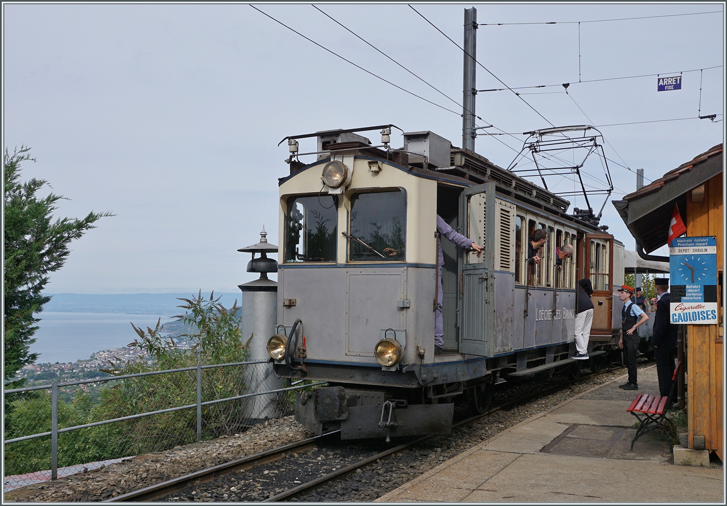 Les chemins de fer disparus - Die verschwundenen Bahnen (LLB 1915- 1967) 
Der Leuk Leukerbad Bahn Triebwagen mit der Anschrift ABDeh 2/4 N° 10 hat mit seinem Museumszug N° 1009 von Blonay kommend, Chamby erreicht. 

13. September 2025