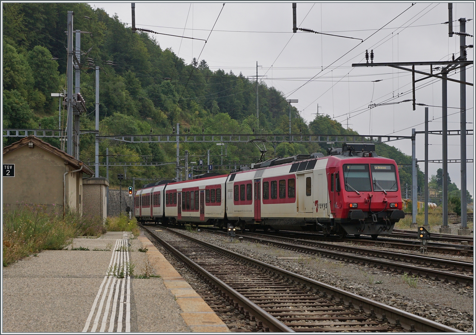 Letzte Aufnahmen des TRAVYS Domino RBDe 560 in Vallorbe bei der Abfahrt in Richtung Le Brassus. Mit der Aufnahme der direkten Züge von Aigle nach Le Brassus werden die beiden TRAVYS BDe 560 384-0 und 385-7 in den Besitz der SBB übergehen.

6. Aug. 2022