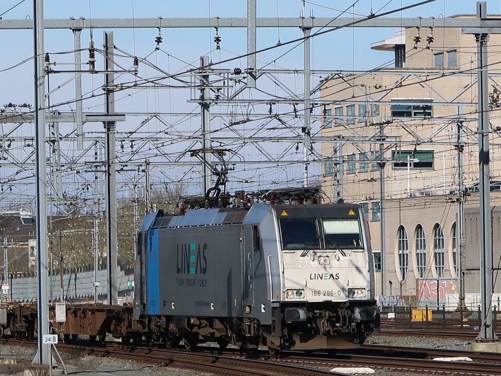 Lineas Lokomotive  186 296-0 mit Gterzug durch Utrecht Centraal Station 27-02-2024.

Lineas locomotief  186 296-0 met goederentrein Utrecht Centraal Station 27-02-2024.