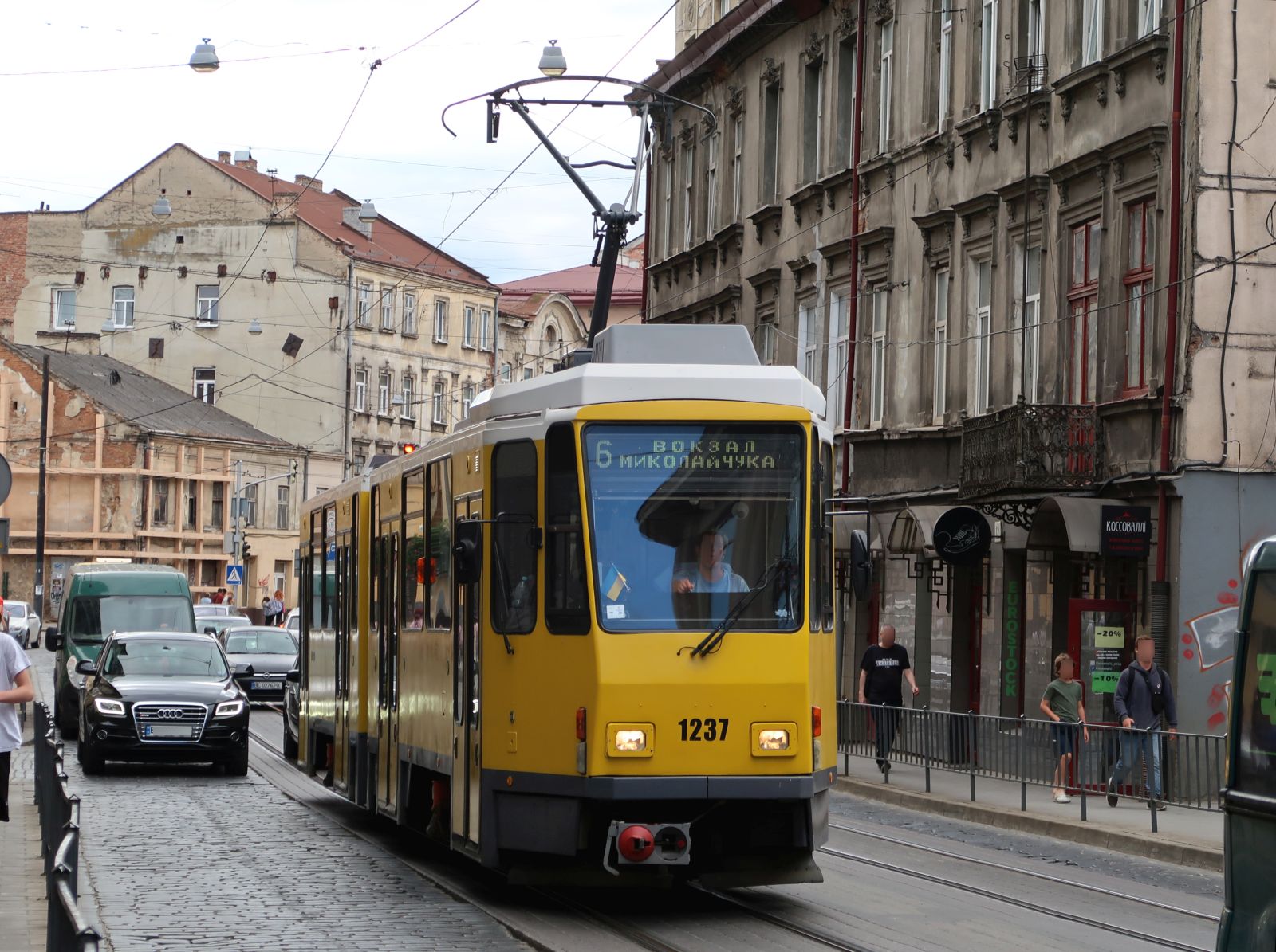 LKP (Львівське комунальне підприємство) LET (Lviv Elektro Trans) Strassenbahn 1237 Tatra KT4D Baujahr 1986 ex-BVG Berlin 6160 , Berlijn. Horodotska Strasse, Lviv, Ukraine 18-08-2025.


LKP (Львівське комунальне підприємство) LET (Lviv Elektro Trans) tram 1237 Tatra KT4D bouwjaar 1986 ex-BVG Berlin 6160 , Berlijn. Horodotska straat, Lviv, Oekrane 18-08-2025.
