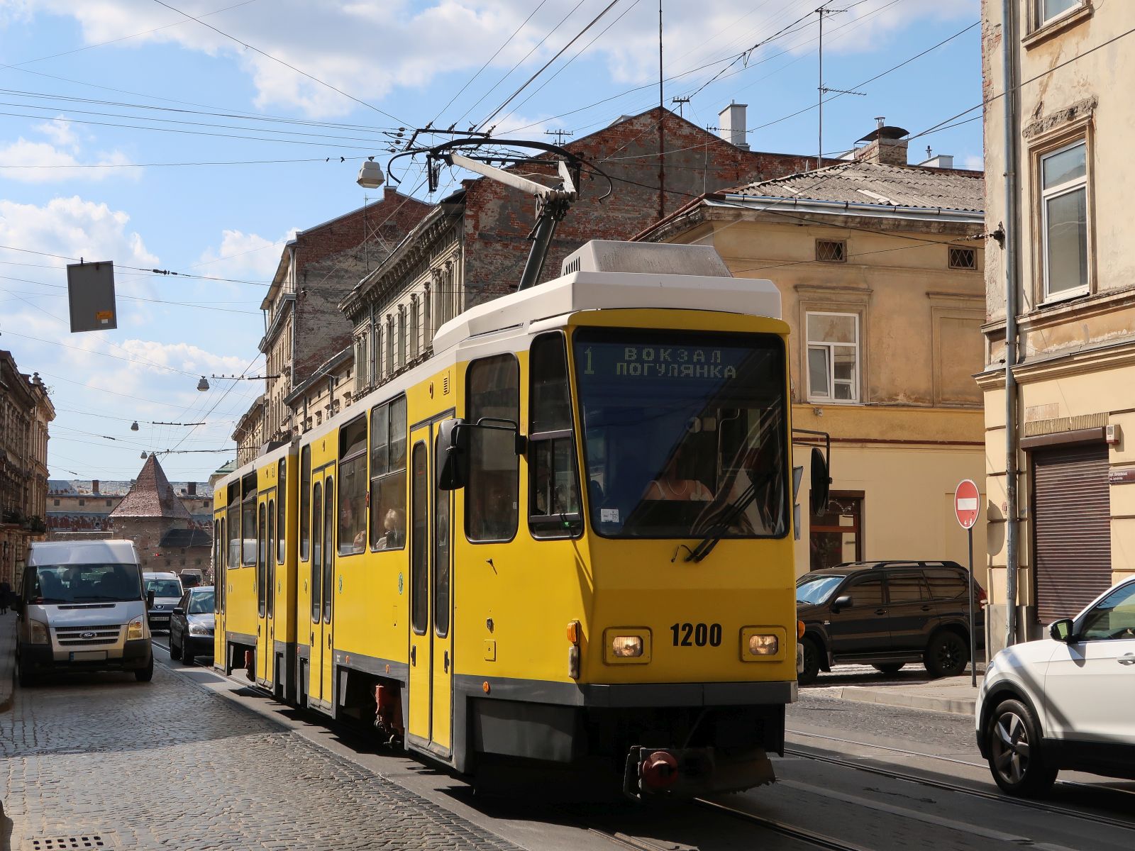 LKP (Львівське комунальне підприємство) LET (Lviv Elektro Trans) Strassenbahn 1200 Tatra KT4D Baujahr 1983 ex-BVG Berlin 6065, Deutschland. Lychakivska Strasse Lviv, Ukraine 15-08-2025.

LKP (Львівське комунальне підприємство) LET (Lviv Elektro Trans) tram 1200 Tatra KT4D bouwjaar 1983 ex-BVG Berlin 6065, Duitsland. Lychakivska straat Lviv, Oekra�ne 15-08-2025.