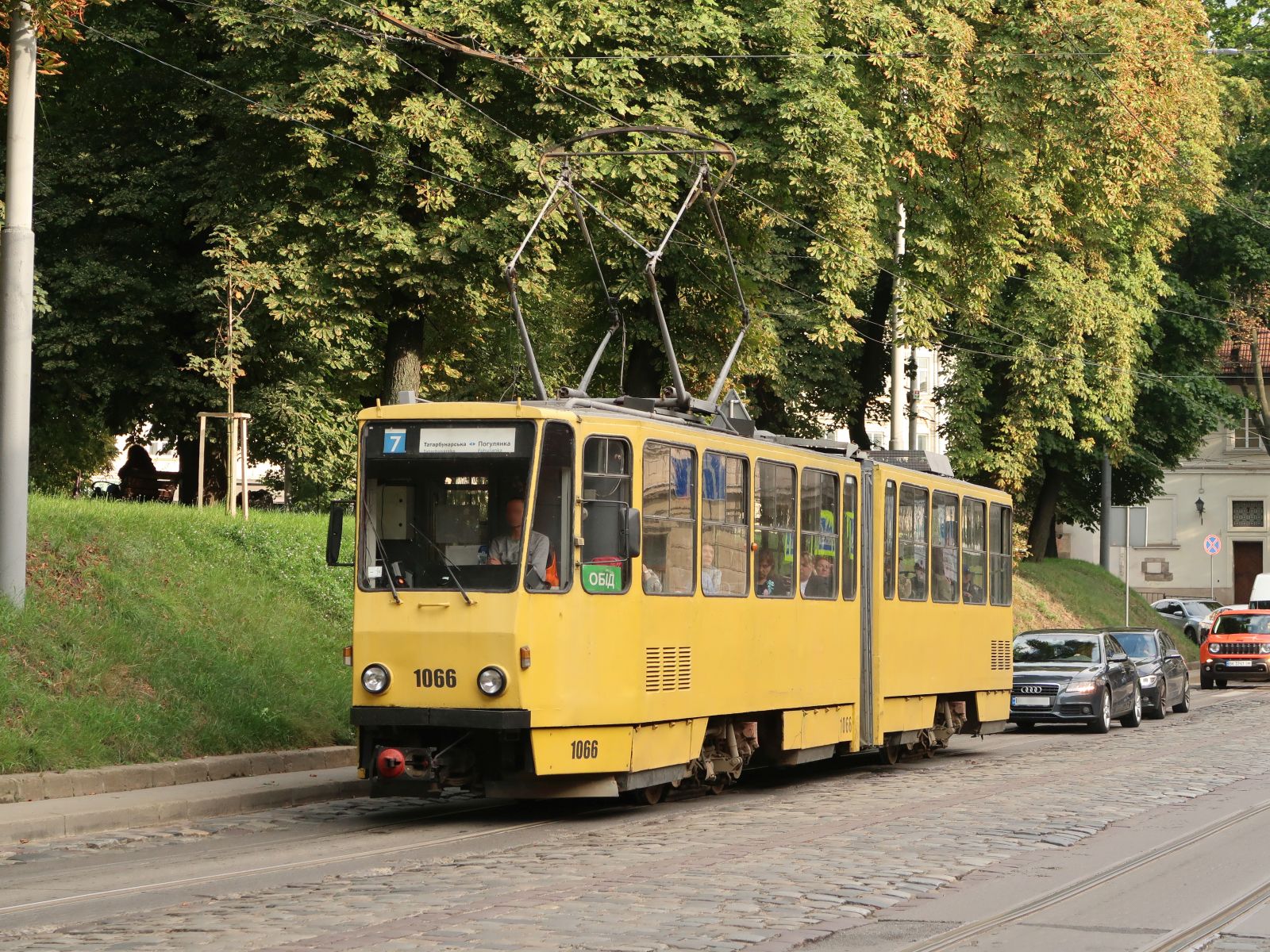 LKP (Львівське комунальне підприємство) Lviv Elektro Trans Strassenbahn 1066 Tatra KT4SU Baujahr 1984. Vul. Pidvalna Lviv, Ukraine 06-08-2024.


LKP (Львівське комунальне підприємство) Lviv Elektro Trans tram 1066 Tatra KT4SU bouwjaar 1984. Vul. Pidvalna Lviv, Oekraine 06-08-2024.