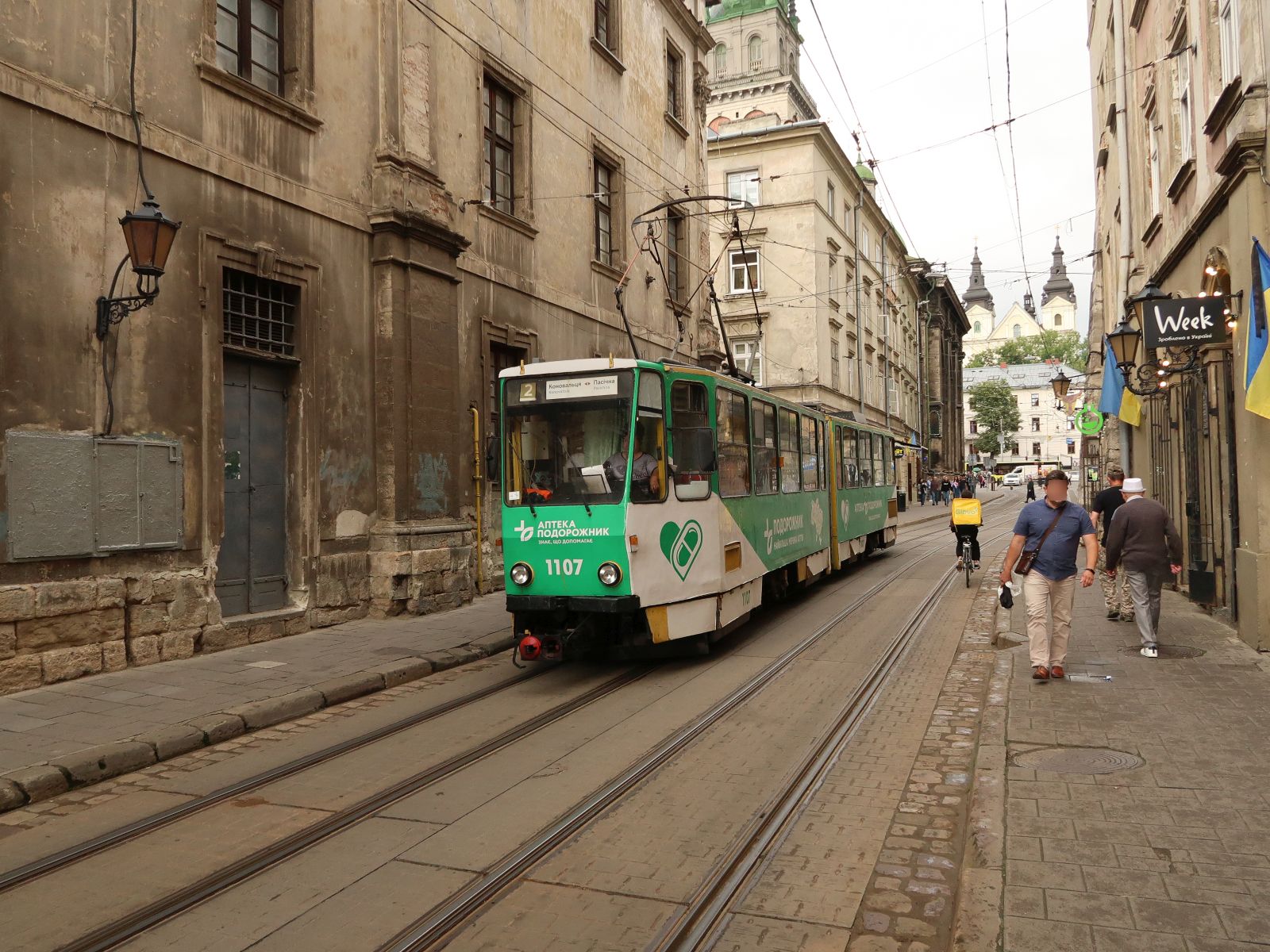 LKP (Львівське комунальне підприємство) Lviv Elektro Trans Strassenbahn 1107 Tatra KT4SU Baujahr 1987. Ruska Strasse, Lviv 06-08-2024.

LKP (Львівське комунальне підприємство) Lviv Elektro Trans tram 1107 Tatra KT4SU bouwjaar 1987. Ruska straat, Lviv 06-08-2024.