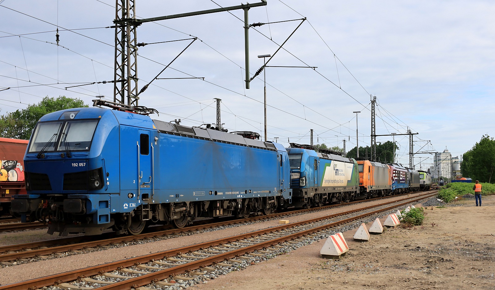 Lokabstellung Hohe Schaar an der Zementverladung: RHC 192 057, RTI 383 112, Alpha 185 606, LEG 248 022 und BRLL 185 545. 04.05.2024