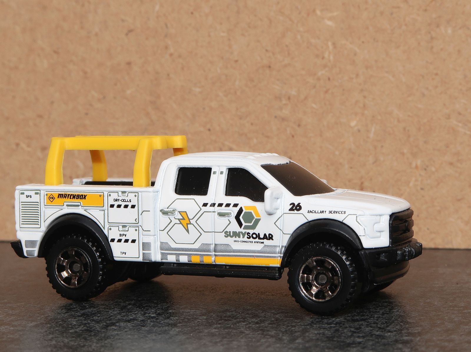 Matchbox Nummer MB970 Ford F-150 Contractor Truck  Sunnysolar  Masstab 1:64. Fotografiert am 29-01-2024.

Matchbox MB970 produtiecode N49 Ford F-150 Contractor Truck  Sunnysolar  schaal 1:64 uitgebracht in 2021. Foto 29-01-2024.