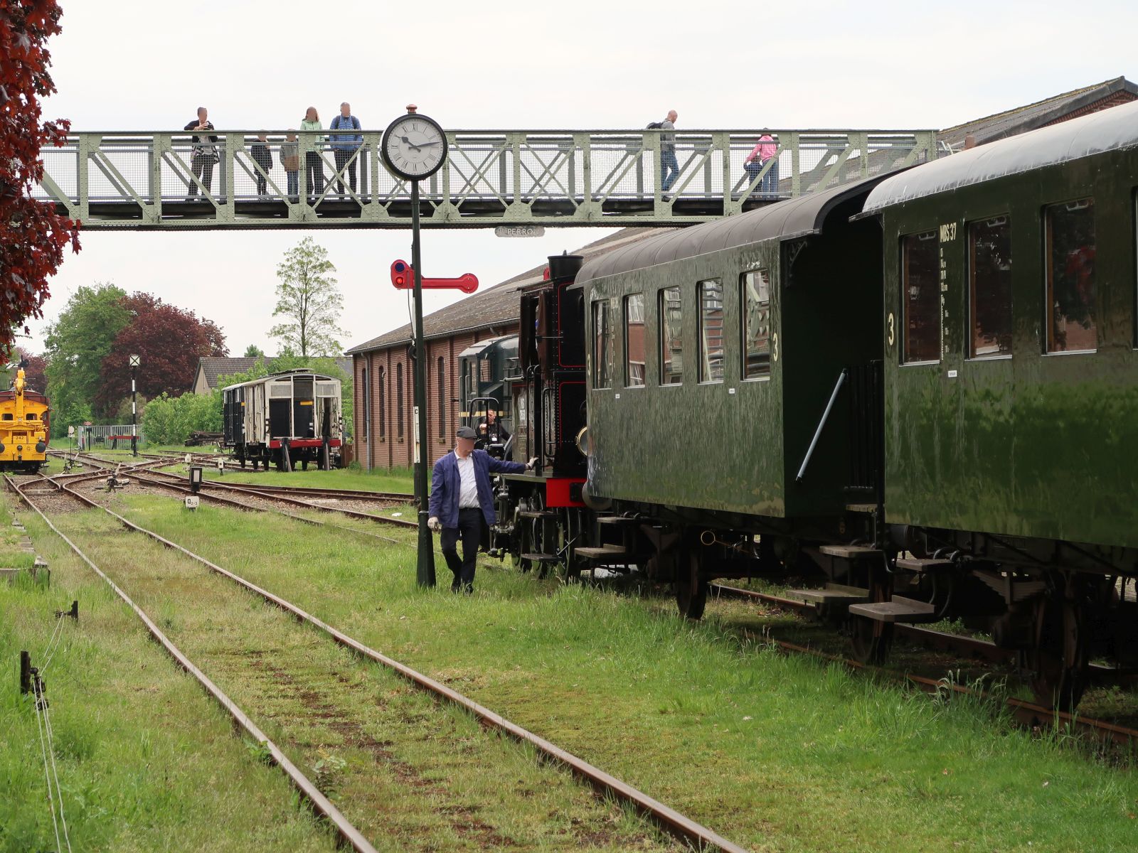 MBS (Museum Buurtspoorweg) Dampflokomotive Nummer 8. Baujahr 1910 mit Museumzug.MBS (Museum Buurtspoorweg) Bahnhof Haaksbergen 05-05-2024.

MBS (Museum Buurtspoorweg) stoomlocomotief 8 wordt voor de trein geplaatst.MBS (Museum Buurtspoorweg) station Haaksbergen 05-05-2024.