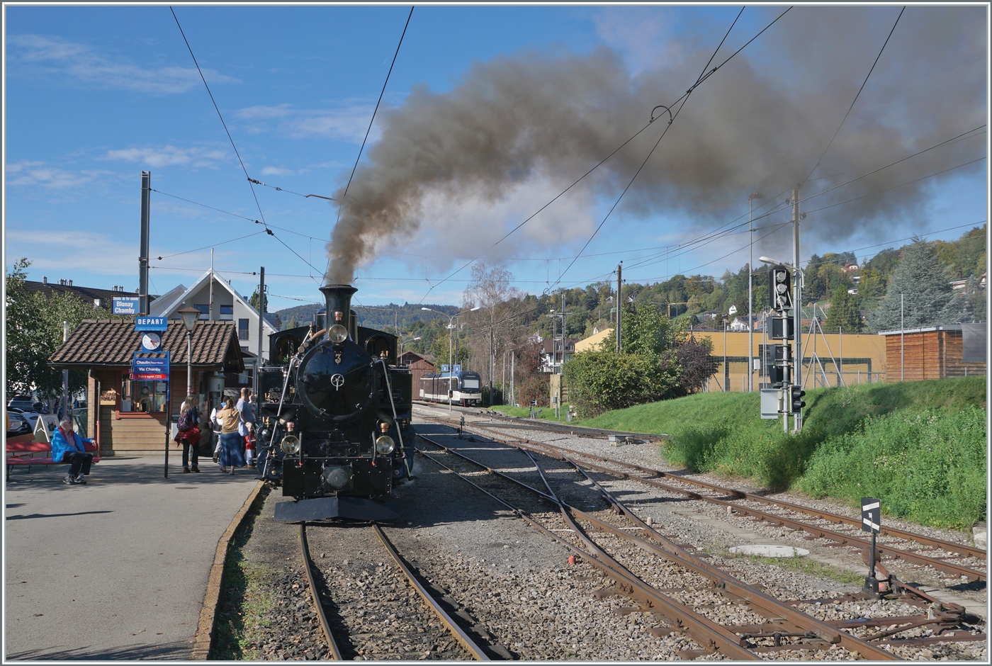 Meiner Ansicht nach verfeuert die B-C seit neustem recht  fotogene  Kohle; jedenfals raucht die BFD HG 3/4 N° 3 der Blonay-Chamby Bahn vor der Abfahrt in Blonay nach Chamby wunderschön. 

15. OK.t 2022