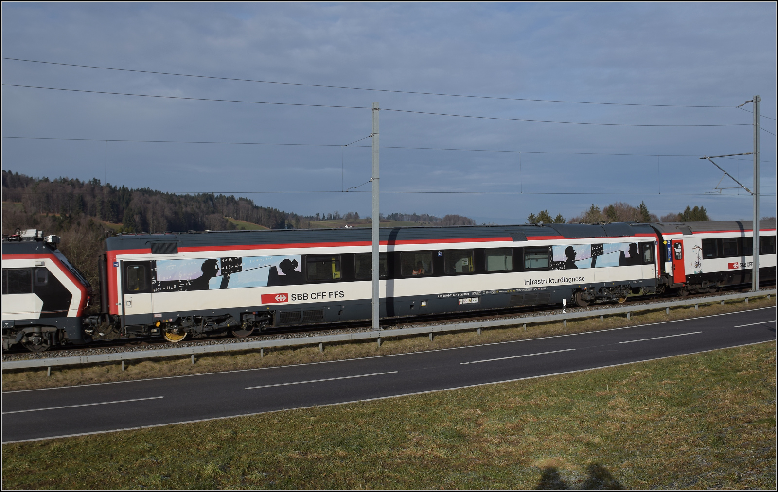 Messzug mit Re 460 014 'Val de Trient' auf dem Weg nach Bern. Im Bild der Infrastrukturdiagnosewagen X 99 85 93-61 247-1 CH-SBBI. Riedburg, Januar 2026.