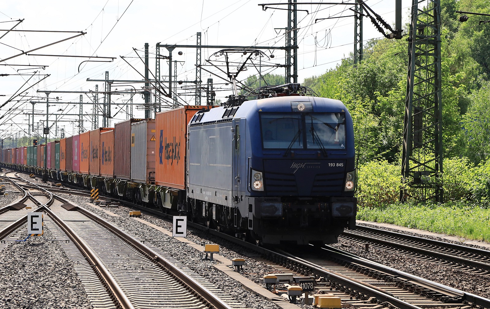 mgw 193 845-5 REV/mgw/27.01.23 mit Kistenzug gen Hafen unterwegs. HH-Harburg 04.05.2024