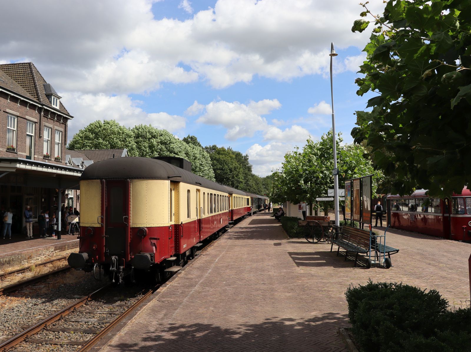  Miljoenenlijn  ZLSM (Zuid‐Limburgse Stoomtrein Maatschappij) Bahnhof Simpelveld 21-08-2024.

 Miljoenenlijn  ZLSM (Zuid‐Limburgse Stoomtrein Maatschappij) station Simpelveld 21-08-2024.