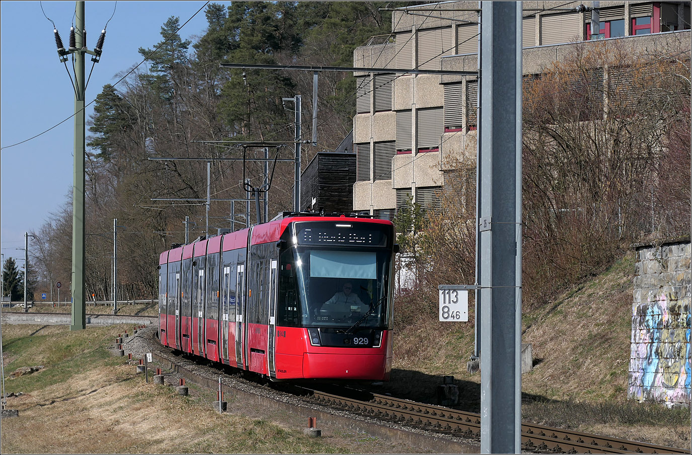 Mit Peter unterwegs in Bern - 

Tramlink 929 der Linie 6 wird gleich auf seinem Weg nach Worb seinen Halt am Bahnhof Gümligen erreichen.

07.03.2025