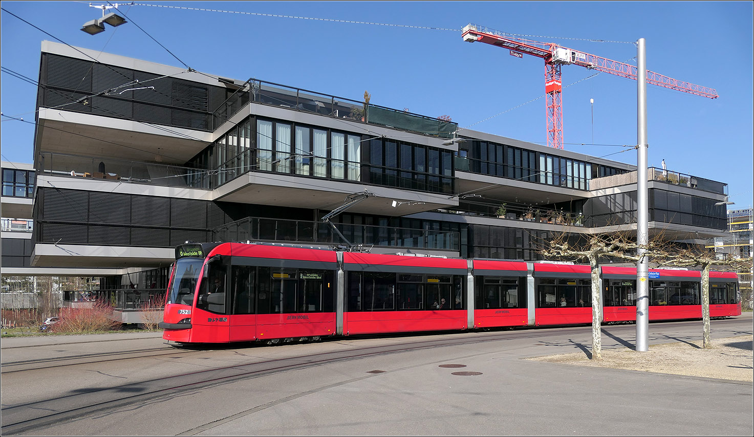Mit Peter unterwegs in Bern - 

Wie aus in zwei Richtungen gestapelte Balken ist dieser Neubau am Le-Corbusier-Platz in Bern-Brünnen. Es handelt sich dabei um ein Mehrfamilienhaus. Ein Combino Advanced Tram der Linie 8 passiert diesen 2015 fertiggestellen Bau.

07.03.2025 