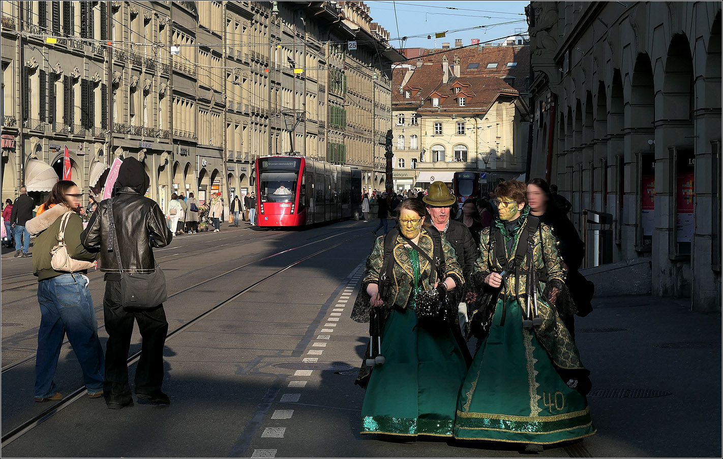 Mit Peter unterwegs in Bern - 

Man sieht, die Bärner Fasnacht war am Freitag dem 7. März noch im Gange, hier in der Spitalgasse mit Combino Classic 661 der Linie 8.

07.03.2025