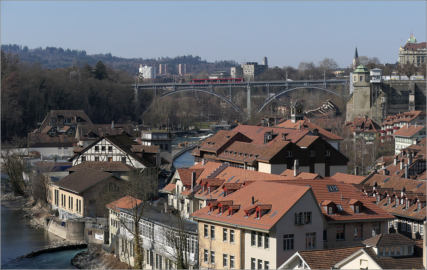 Mit Peter unterwegs durch Bern - 

Hoch über dem Aaretal fährt eine Tramlink der Linie 6 über die Kirchfeldbrücke. Im Vordergrund das im Tal liegende Quartier Matte. Rechts neben der Brücke die Münsterplatform mit dem Aufzug und dahinter der Turm der Dreifaltigkeitskirche. 

07.03.2025 

