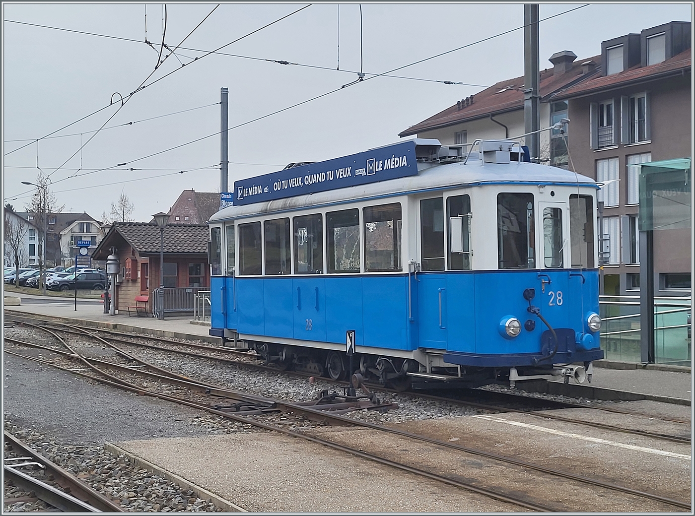 Mitten im Winter steht der Blonay Chamby Bahn TL Ce 2/3 28 abgebügelt in Blonay.

18. Jan. 2025 