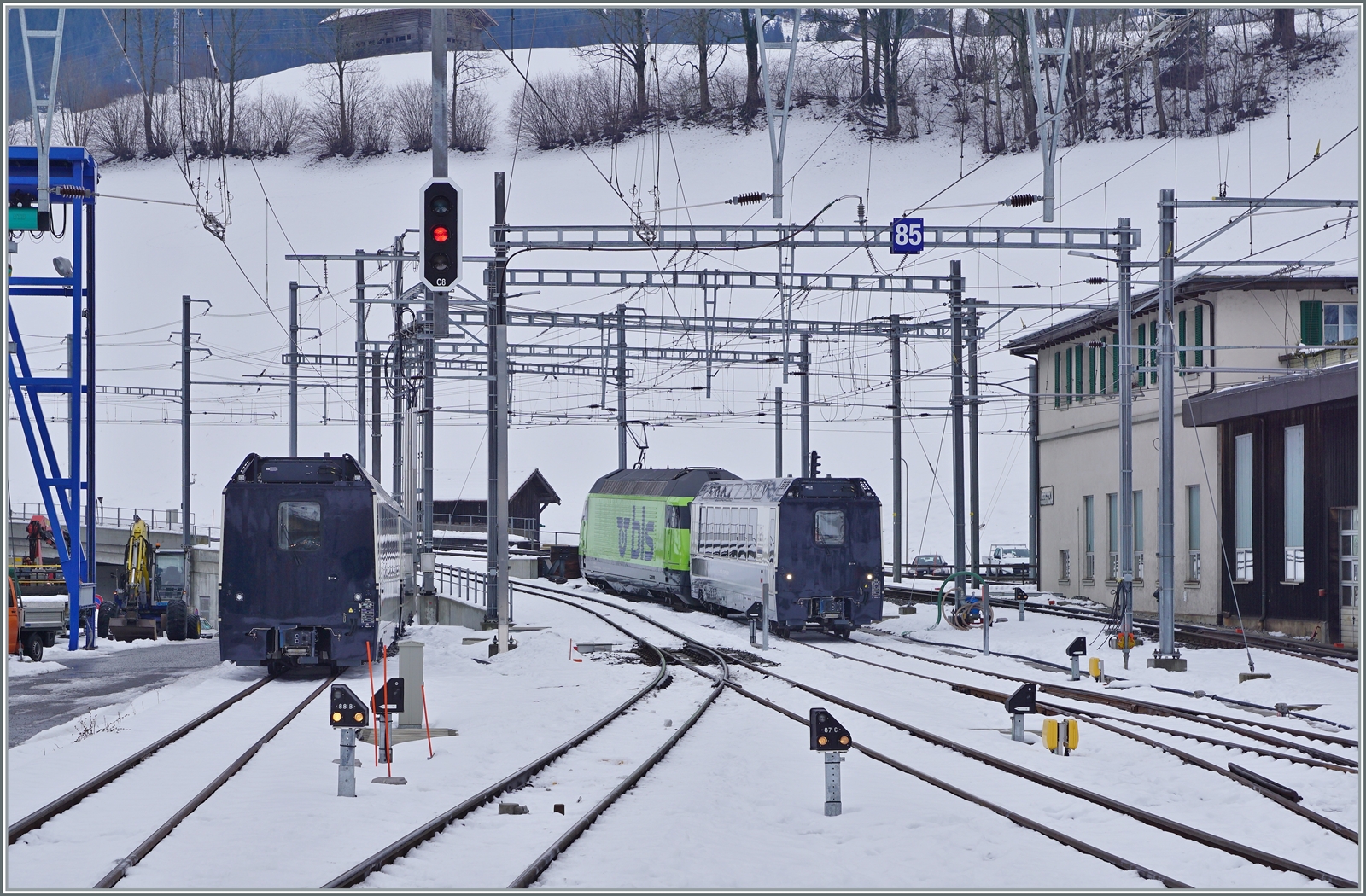 MOB Interface-Wagen werden benötigt um der Normalspurlok die Verbindung mit den GoldenPass Express Zügen zu ermöglichen. In der Regel verkehren sie nur auf der Normalspur. Eine Ausnahme bildet die Fahrt nach Chernex, wenn die Wagen zur Wartung müssen. 
Im Bild ist rechts die BLS Re 460 011 mit einem Interface Wagen zu sehen, wärhend links im Bild auf der Schmalspur zwei Interface Wagen abgestellt sind.

15. Dez. 2022