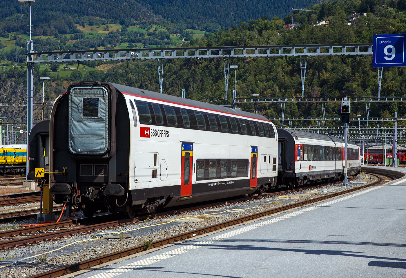 Modernisierter IC2000-Doppelstock-Reisezugwagen der ersten Wagenklasse A 50 85 16-94 021-2 CH-SBB alleine abgestellt am 07 September 2021 im Bahnhof Brig.

Ab 1997 beschaffte die Schweizerische Bundesbahnen (SBB CFF FFS) doppelstöckige Schnellzugwagen die als IC2000 bezeichnet werden. Diese für 200 km/h zugelassenen Personenwagen wurden ursprünglich in fünf Wagentypen (Bt, B, BR, A, AD) angeschafft, die aber unter sich teilweise leicht unterschiedlich sein können. Zudem wurden seit der Ablieferung verschiedene Änderungen vorgenommen, so dass später sieben und heute sechs (Bt, B, WBR, BR, A, AD) verschiedene Typen vorhanden sind. Die Wagenübergänge befinden sich im Oberdeck.

Die Wagen wurden bei Schindler Waggon AG in Pratteln endmontiert. Die Aluminium-Wagenkästen wurden im ehemaligen Werk der Flug- und Fahrzeugwerke Altenrhein (FFA) in Altenrhein geschweißt. Die elektrischen Komponenten stammen von ABB Daimler-Benz Transportation AG in Zürich-Oerlikon (damals ADtranz, später Bombardier Transportation) und die Drehgestelle von FIAT-SIG in Neuhausen am Rheinfall (vor 1995 SIG, heute Alstom). Es wurden insgesamt 341 Wagen gebaut.

Die vorhandenen Wagentypen:
86 Stück vom Typ A mit den Nummern A 50 85 16-94 000 bis 085;
40 Stück vom Typ AD mit den Nummern AD 50 85 86-94 000 bis 039;
149 Stück vom Typ B mit den Nummern B 50 85 26-94 000 bis 148;
16 Stück vom Typ WRB mit den Nummern WRB 50 85 88-94 000 bis 015 (ex BR);
10 Stück vom Typ BR mit den Nummern BR 50 85 66-94 016–025;
40 Stück vom Typ Bt mit den Nummern Bt 50 85 26-94 900–939;
somit total 341 Stück.

Modernisierungsprogram  «IC2000»:
Die Fernverkehr-Doppelstockzüge «IC2000» werden seit 2019 bis 2024 im SBB Werk Olten umfassend für über 300 Mio. Franken modernisiert bzw. rundum erneuert und dafür bis auf den Kern ausgehöhlt. Nach der Modernisierung sollen sie noch mehr Fahrtkomfort haben und so weitere 20 Betriebsjahre laufen. Die Rundumerneuerung der IC2000-Flotte ist die größte Fahrzeug-Modernisierung in der Geschichte des Fernverkehrs der SBB. Die IC2000-Doppelstockwagen sind zusammen mit den Re460-Lokomotiven das Rückgrat des Schweizer Fernverkehrs.

Mit der Modernisierung wird das Innendesign der Fahrzeuge heller, ein neues LED-Beleuchtungskonzept spart Energie und sorgt mit indirekter Beleuchtung für ein freundliches, einladendes Ambiente. Alle Wagen erhalten neue Sitzpolster und neue Teppiche. Die Steckdosen werden direkt in die neuen Abteiltische integriert, die Business-Zone wird mit einem Office-Bereich erweitert und mit induktiven Ladeflächen zum Laden von Smartphones ausgestattet. Verbessert wird auch der Mobilfunkempfang dank mobilfunkdurchlässigen Fensterscheiben, die in dieser Größenordnung erstmals zum Einsatz kommen und für künftige Mobilfunkgenerationen wie 5G bereit sind. Die Speisewagen der IC2000-Flotte werden umgestaltet und erscheinen in einem hellen, modernen Ambiente, sie werden zudem mit neuen Tischen und Sitzgelegenheiten ausgestattet. Die Sicherheitselemente wie Fahrgastsprechstellen und Branderkennungsanlagen werden neu in den Wagen angebracht. Zentral bei der Modernisierung der Fahrzeuge sind zudem die umfassenden technischen Revisionen und die frische Außen Lackierung der Wagenkästen in den SBB-Farben. Insgesamt werden über 32 000 Sitze neu gepolstert, 40 Kilometer Teppich verlegt und über 120 Tonnen Farbe aufgetragen sein.Zudem erhalten die WC-Kabinen der Familienwagen Wickeltische. Bereits vor der Modernisierung wurde die Anzahl Veloabstellplätze in allen 40 Wagen von 200 auf 360 erhöht.

Die Wagen der ersten Klasse (A) haben 86 Sitzplätze, bis Ende 2005 war ein Drittel des Oberdecks für Raucher vorgesehen, die Glastür wurde zwischenzeitlich entfernt. Das Oberdeck hat je Seite 13 Fenster, während das Unterdeck auf der einen Seite 5 und auf der anderen 4 Fenster hat.

Durch das größere Umgrenzungsprofil der IC2000-Wagen ist ein freizügiger Einsatz nicht möglich. Auf folgenden bekannten Linien ist ein Einsatz nicht möglich: Gotthardbergstrecke (Basistunnel wäre für O2 freigegeben, wird aber aktuell nur mit Twindexx befahren), Lötschberg-Bergstrecke ab Frutigen (eine Überführung über den SIM-Korridor ist jedoch möglich), Entlebuch, Broyelinie (inkl. Fribourg–Yverdon), Uznach–St. Gallen, Bischofszellerlinie, Seetalbahn, Tösstalbahn und alle Linien im Jura.

Technisches:
Die Wagen sind mit normaler UIC-Schraubkupplung und Puffern ausgerüstet und können somit mit anderen Wagen gekuppelt werden. Der geschlossene Personenübergang entspricht aber nicht der UIC-Norm, und es ist somit kein Übergang zu anderen Wagentypen möglich. Hier im Bild sieht man sehr gut das der Übergang oben ist und es so nicht passen kann. Ebenfalls ist der Wagenquerschnitt grösser als die normale SBB-Fahrzeugbegrenzungslinie, denn die Personenwagen sind nach der Bezugslinie EBV 02 gebaut. Somit sind die Wagen nur auf entsprechend ausgebauten und für dieses Profil zugelassenen Strecken einsetzbar. Die ganzen Wagen sind einschließlich mit den Personenübergängen druckertüchtigt, somit treten keine Druckschläge bei Zugbegegnungen in Tunnels auf. Das ganze Oberdeck ist durchgängig stufenfrei.

Der Steuerwagen ist für die Fernsteuerung von Lokomotiven der Baureihen Re 460 und 465 eingerichtet. Dafür müssen die 18-polige UIC-Leitung sowie auch die 9-polige ep-Leitung verbunden sein. Die Verwendung eines einstöckigen IC-Bt (Steuerwagen für Einheitswagen-IV-Komposition auf Basis der EC-Wagen) als Steuerwagen anstelle eines IC2000-Bt ist auch möglich (nur dann kein Übergang).

Wagenkasten:
Die Wagenkästen sind in Aluminiumbauweise ausgeführt. Alle technischen Apparate befinden sich über den Drehgestellen, und beim Bt und AD zusätzlich im Dachbereich. Der Fußboden des Unterdecks ist schwimmend auf speziellen Gummielementen gelagert. Den Boden des Oberdecks bildet eine Aluminiumplatte in Sandwichbauweise, die mit einem textilen Belag beklebt ist und zugleich die Decke des Unterdecks bildet. Als Fenster werden Isolierglasdoppelscheiben in Verbundglasausführung eingesetzt, die Anzahl der Fenster ist vom Wagentyp abhängig. Die Wandverkleidung besteht aus schlag- und kratzfesten Formteilen. In diesen ist bei den Fenstern eine Führungsschiene für den Sonnenblendschutz integriert. Im Unterdeck sind die fensterlosen Toiletten untergebracht. Neben den Eingängen im Untergeschoss befindet sich in Richtung Wagenende der Aufgang zum Obergeschoss. Die meisten Sitze sind in vis-à-vis-Anordnung angebracht, in der 2. Klasse in 2-2-Anordnung und in der 1. Klasse in 2-1-Anordnung. Über den Türen im Obergeschoss sind so genannte Lounge-Sitze angebracht, unter den Bänken, die quer zur Wagenlängsrichtung angeordnet sind, befindet sich ein Teil des Türantriebes.

Fahrwerk:
Es kommen luftgefederte Drehgestelle mit H-Rahmen zum Einsatz. Die Bremsanlage besteht aus je zwei Bremsscheiben auf jeder Achse sowie zwei pneumatisch betätigten Magnetschienenbremsen je Drehgestell. Es ist eine lastabhängige Bremskraftverstärkung eingebaut, die nur bei eingeschalteter Luftfederung funktioniert.

Elektrische Ausrüstung:
Die Energieversorgung findet durch die Zugsammelschiene mit 1000 Volt, 16,7 Hertz statt. Von der Zugsammelschiene werden über einen Trenn- und Erdungskasten der wassergekühlte Bordnetzumrichter (BUR) sowie die beiden Heizregister versorgt. Der Bordnetzumrichter stellt auch die Ladung der vier Batterien mit 36 Volt und einer Kapazität von insgesamt 400 Ah sicher. Ab circa 2008 wurden nach und nach sämtliche Wagen mit 230-V-Steckdosen für portable Geräte der Reisenden versehen, nachdem in einer ersten Phase nur die AD-Wagen ausgerüstet worden waren, die Anordnung wurde aber Modernisierungsprogram <IC2000> (2019 bis 2024) geändert und erweitert. Die gesamte elektrische und pneumatische Versorgung wird durch einen Bordrechner überwacht, welcher über TCN auch von anderen Wagen in der Zugkomposition aufgerufen werden kann.

Pneumatik und Toiletten:
Die pneumatische Ausrüstung umfasst neben der Bremsanlage auch noch die Luftfederung sowie die Türsteuerung und die Luftversorgung der Toiletten. Die druckdichten Toiletten sind als Vakuumtoiletten aufgebaut. Die WC-Tür ist mit einem Magnetschloss ausgerüstet, das sich bei vollem Fäkalientank oder bei einer Störung selbsttätig verriegelt. Die Bt und A haben eine normale Toilette, während der B-Wagen mit deren zwei ausgerüstet ist. Der AD hat eine rollstuhlgängige Toilette.

TECHNISCHE DATEN (A-Wagen):
Spurweite: 1.435 mm (Normalspur)
Länge über Puffer: 26.800 mm
Drehzapfenabstand: 20.000 mm
Höchstgeschwindigkeit: 200 km/h
Eigengewicht: 47 t
Bremse: Frein O-PR-A-Mg (D) (Scheiben- und Magnetschienenbremse)
Niederfluranteil: ca. 1/3
Sitzplätze: 86 in der 1.Klasse
Stromsystem: 1.000 V, 16,7 Hz AC
