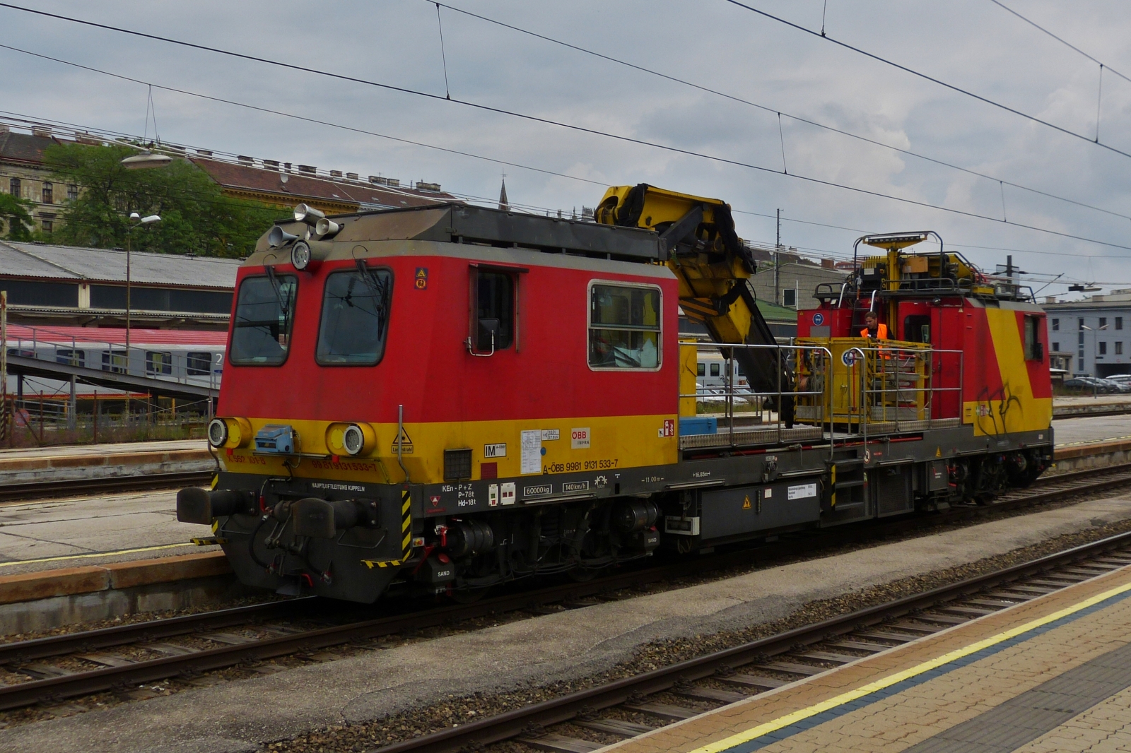 Motorturmwagen, MTW100, A-ÖBB 99 81 9131 533-7, BJ 1999, stand zu meiner Überraschung am Bahnsteig im Westbahnhof Wien. 06.06.2023