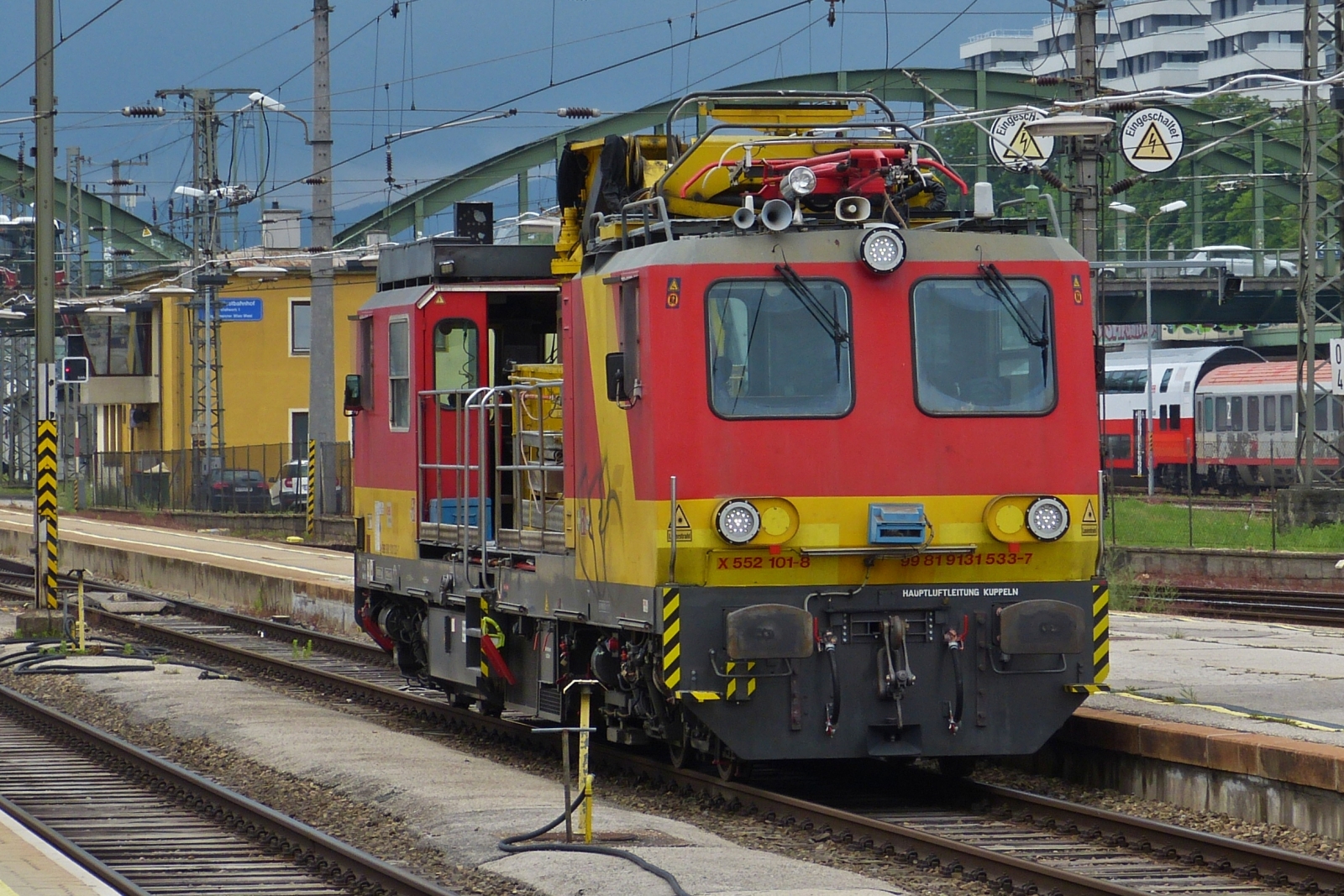 Motorturmwagen, MTW100, A-ÖBB 99 81 9131 533-7, BJ 1999, stand zu meiner Überraschung am Bahnsteig im Westbahnhof Wien. 06.06.2023