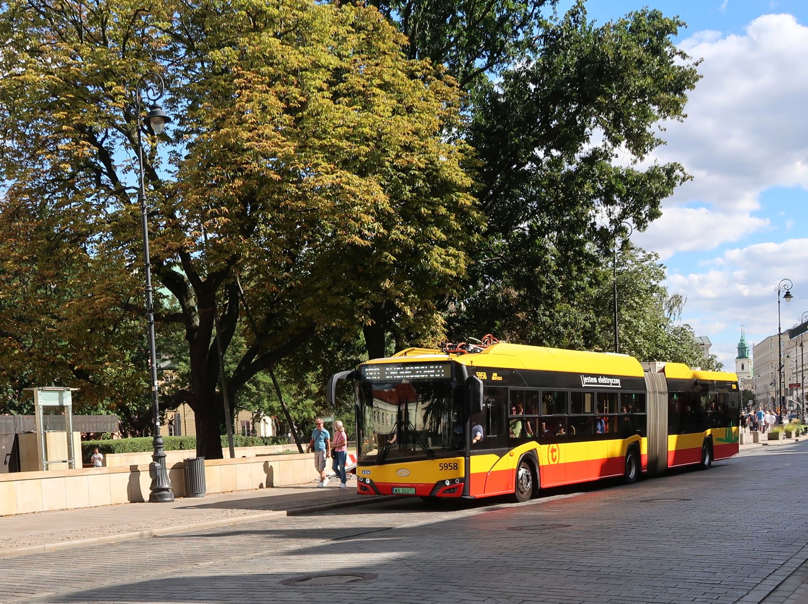 MZA (Miejskie Zakłady Autobusowe sp. z o.o.) Bus 5958 Solaris Urbino 18 electric Baujahr 2020. Krakowskie Przedmieście, Warschau 22-08-2025.

MZA (Miejskie Zakłady Autobusowe sp. z o.o.) bus 5958 Solaris Urbino 18 electric bouwjaar 2020. Krakowskie Przedmieście, Warschau 22-08-2025.