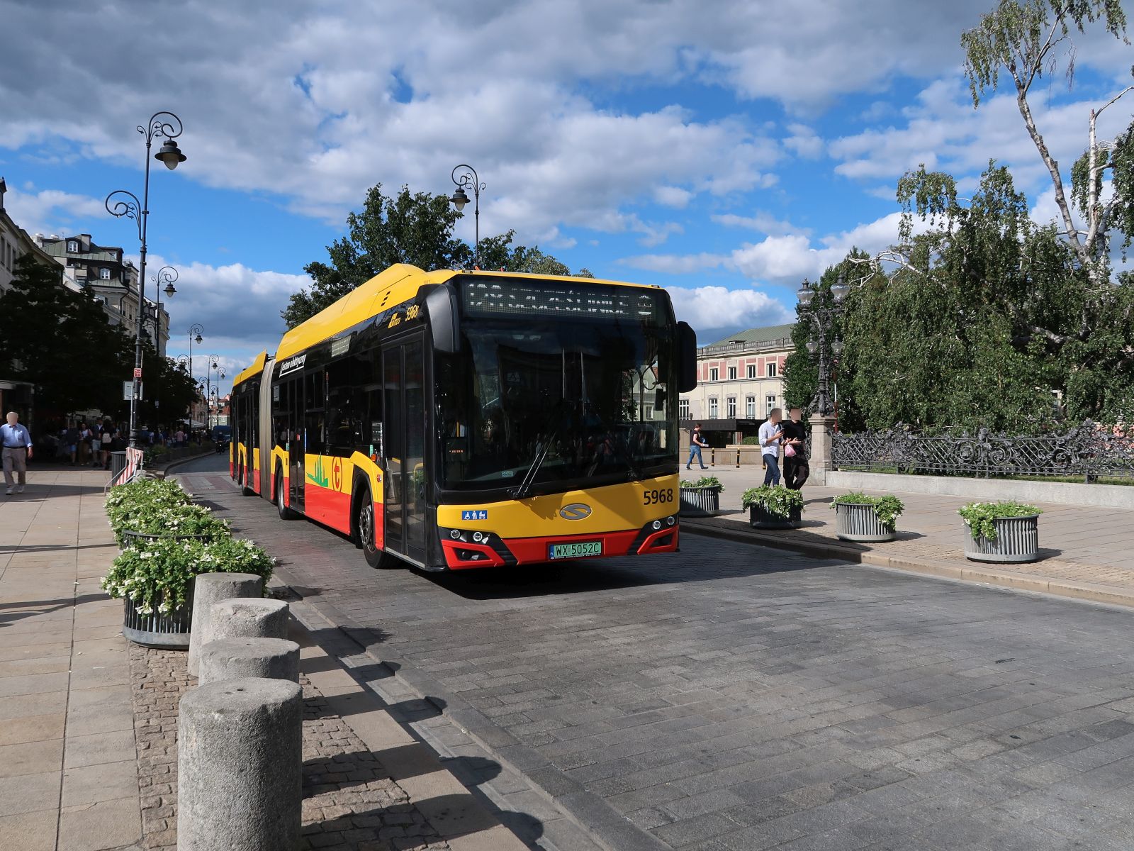 MZA (Miejskie Zakłady Autobusowe sp. z o.o.) Bus 5968 Solaris Urbino 18 electric Baujahr 2020. Krakowskie Przedmieście, Warschau 22-08-2025.

MZA (Miejskie Zakłady Autobusowe sp. z o.o.) bus 5968 Solaris Urbino 18 electric bouwjaar 2020. Krakowskie Przedmieście, Warschau 22-08-2025.