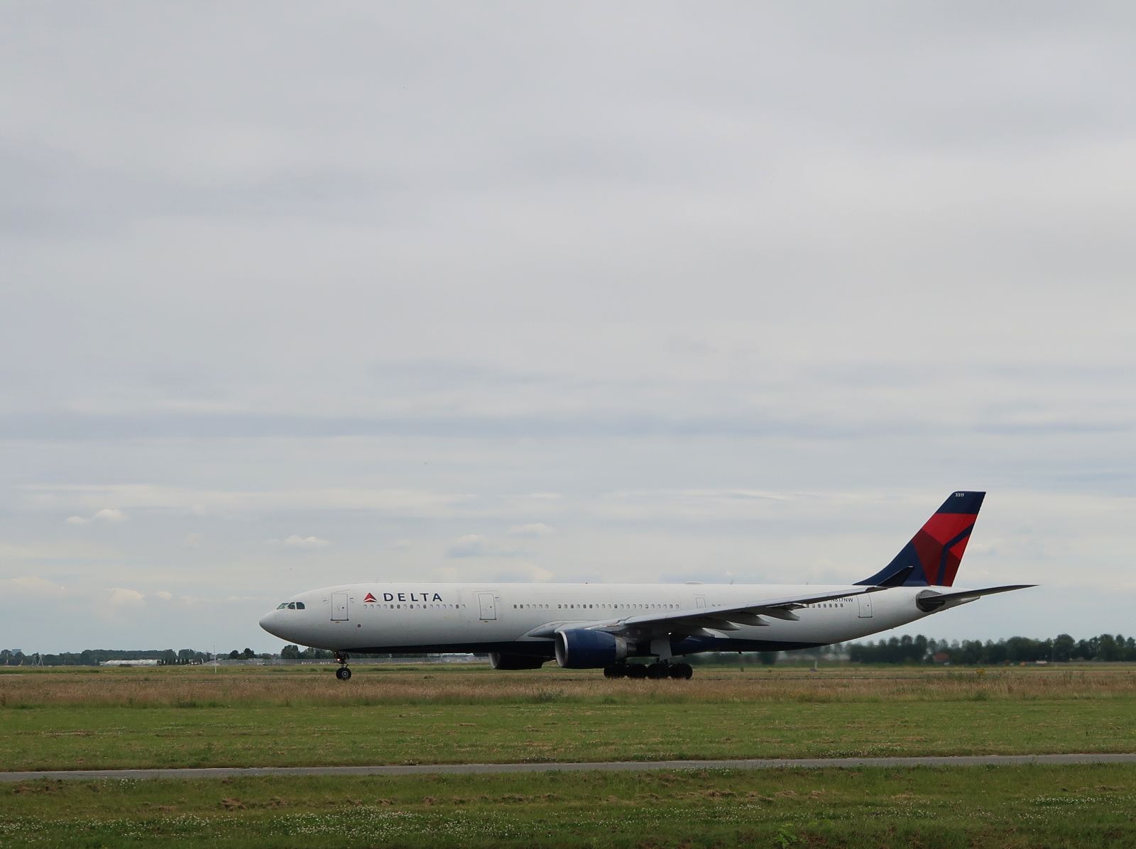 N817NW Delta Air Lines Airbus A330-323X Erstflug dieses Flugzeugs war am 26-04-2007. Flughafen Amsterdam Schiphol, Niederlande. Vijfhuizen 30-06-2024.

N817NW Delta Air Lines Airbus A330-323X eerste vlucht van dit vliegtuig was op 26-04-2007. Polderbaan luchthaven Schiphol. Vijfhuizen 30-06-2024.