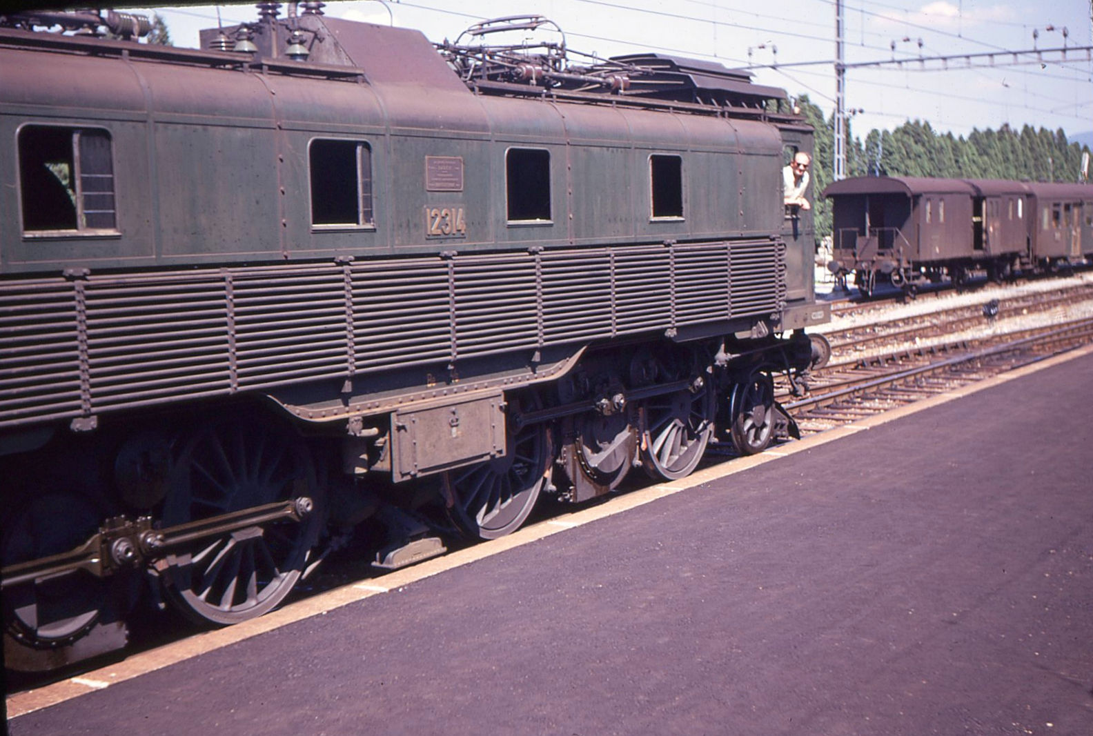 Nahaufnahme der Be4/6 12314 mit ihrem Zug Stein-Säckingen - Winterthur. Stein-Säckingen, 26.Juni 1970 