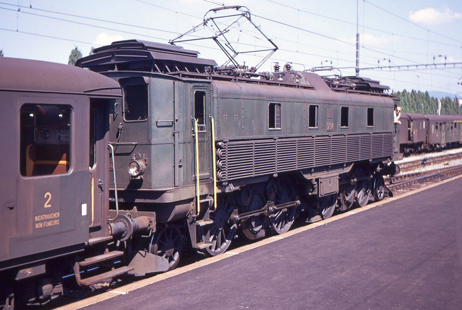 Nahaufnahme der Be4/6 12314 mit ihrem Zug Stein-Säckingen - Winterthur. Stein-Säckingen, 26.Juni 1970 