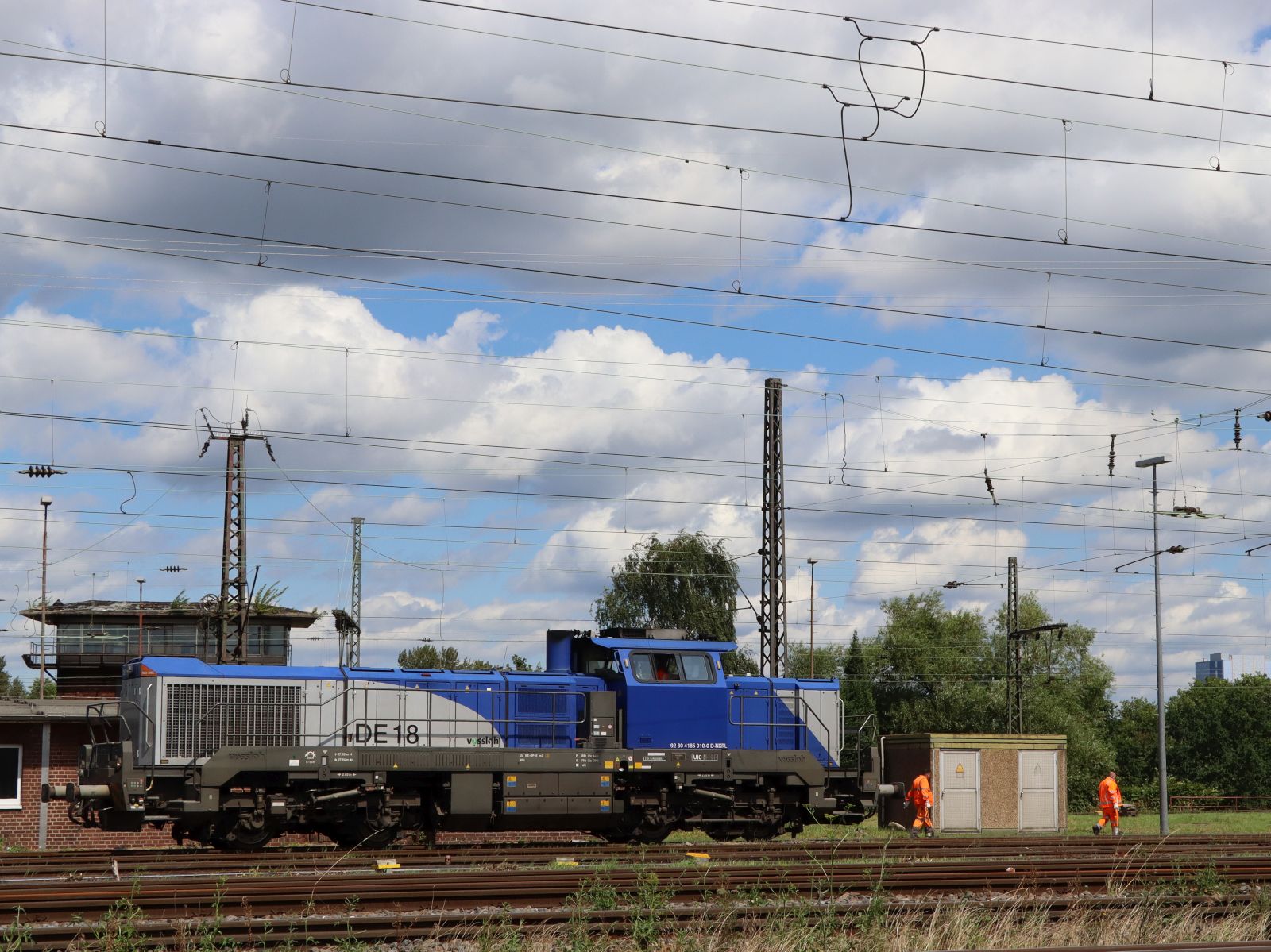 NEXRAIL Diesellokomotive Vossloh DE18  92 80 4185 010-0 D-NXRL Gterbahnhof Oberhausen West 11-07-2024.

NEXRAIL diesellocomotief Vossloh DE18  92 80 4185 010-0 D-NXRL goederenstation Oberhausen West 11-07-2024.