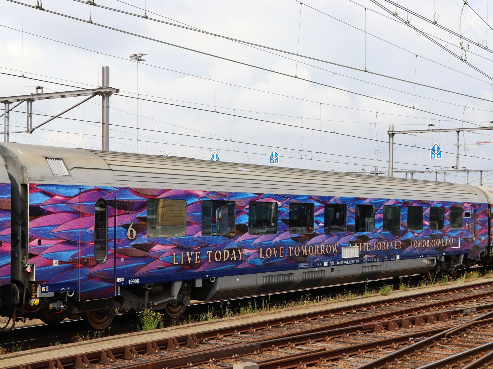 


NMBS I 11 Bpm 2e Klasse Sitzwagen mit Nummer 12906 UIC nummer Bpm 61 88 20-90 106-3. Tomorrowland Express Wagen 6 in Zug 14402 durchfahrt Bahnhof Venlo, Niederlande 24-07-2025.

NMBS I 11 Bpm tweede klasse zitrijtuig met nummer 12906 UIC nummer Bpm 61 88 20-90 106-3 als rijtuig nummer 6 in Tomorrowland Express trein 14402 doorkomst station Venlo, NL 24-07-2025. 