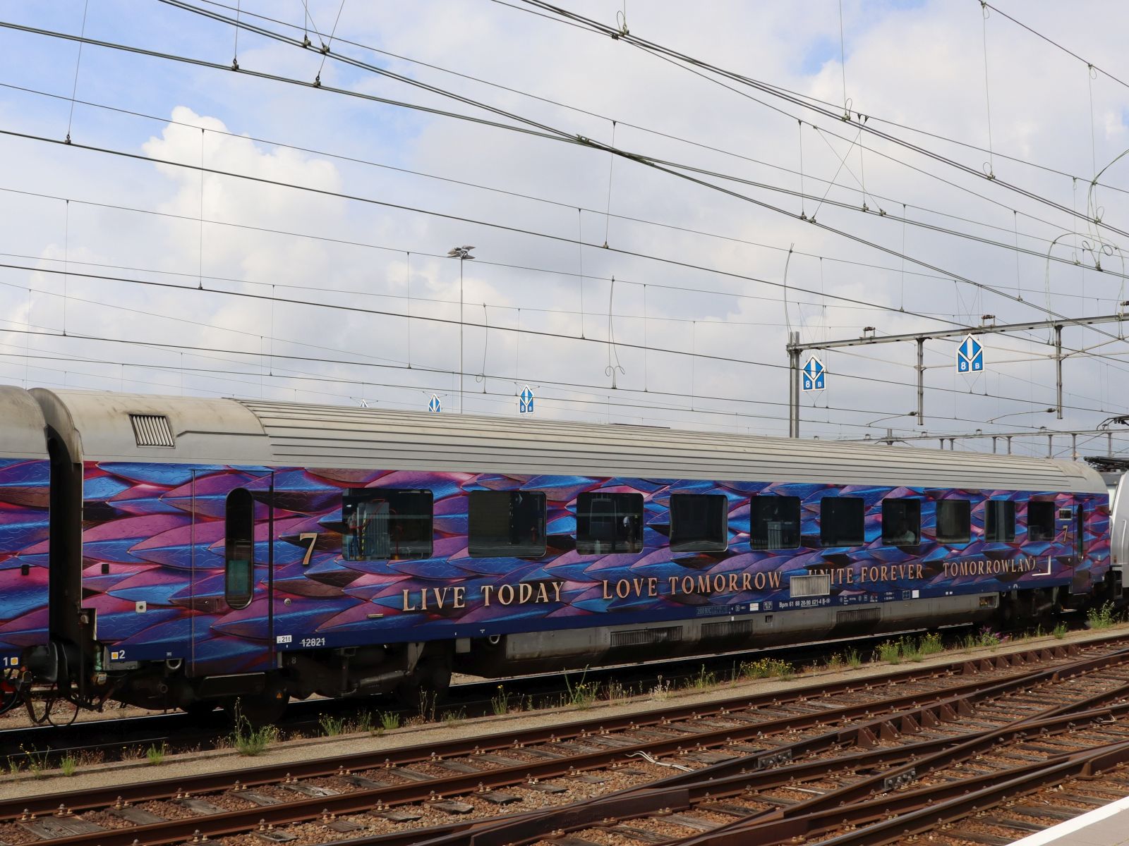NMBS  I 11 Bpm tweede klasse zitrijtuig met nummer 12821 UIC nummer Bpm 61 88 20-90 021-4 als rijtuig nummer 7 in Tomorrowland Express trein 14402 doorkomst station Venlo, NL 24-07-2025.


NMBS  I 11 Bpm 2e Klasse Sitzwagen mit Nummer 12821 UIC nummer Bpm 61 88 20-90 021-4. Tomorrowland Express Wagen 7 in Zug 14402 durchfahrt Bahnhof Venlo, Niederlande 24-07-2025.