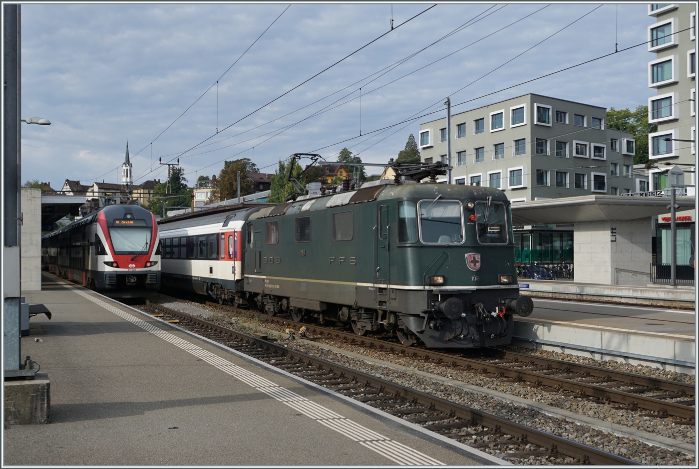 Noch einmal die grüne SBB Re 4/4 11161 mit einem IC in Richtung Singen beim Halt in Schaffhausen. 

6. Sept. 2022 