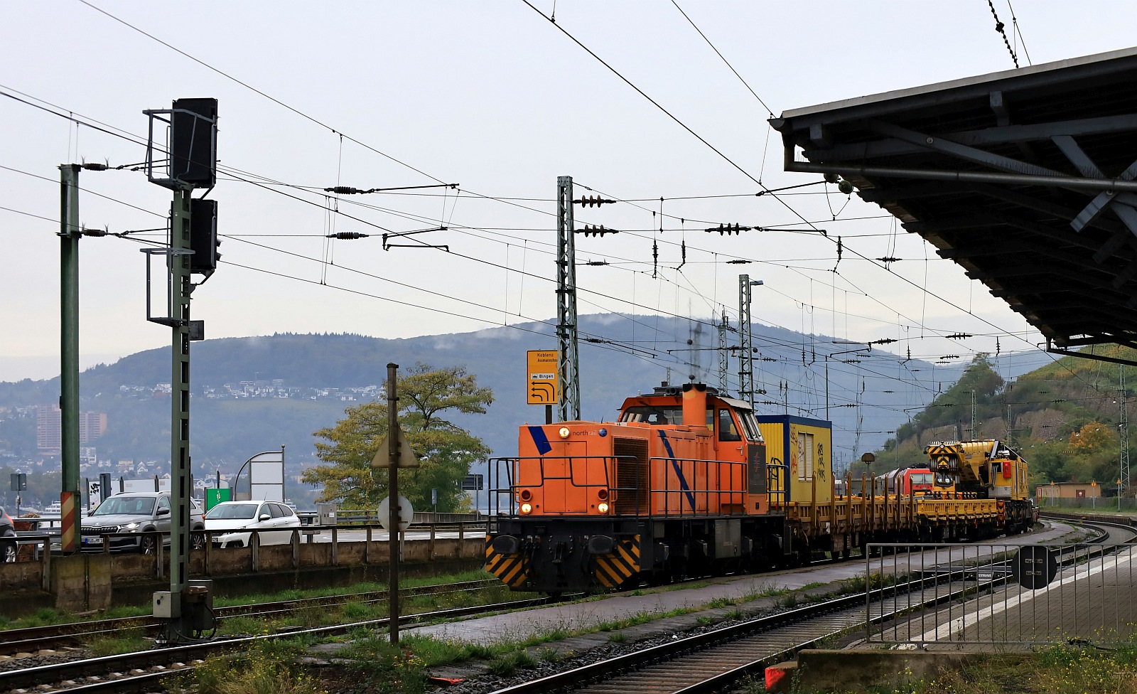 NRAIL/Bocholter Eisenbahn 275 105-5 dieselt mit nem, Bauzug durch Rdesheim. 24.10.2023